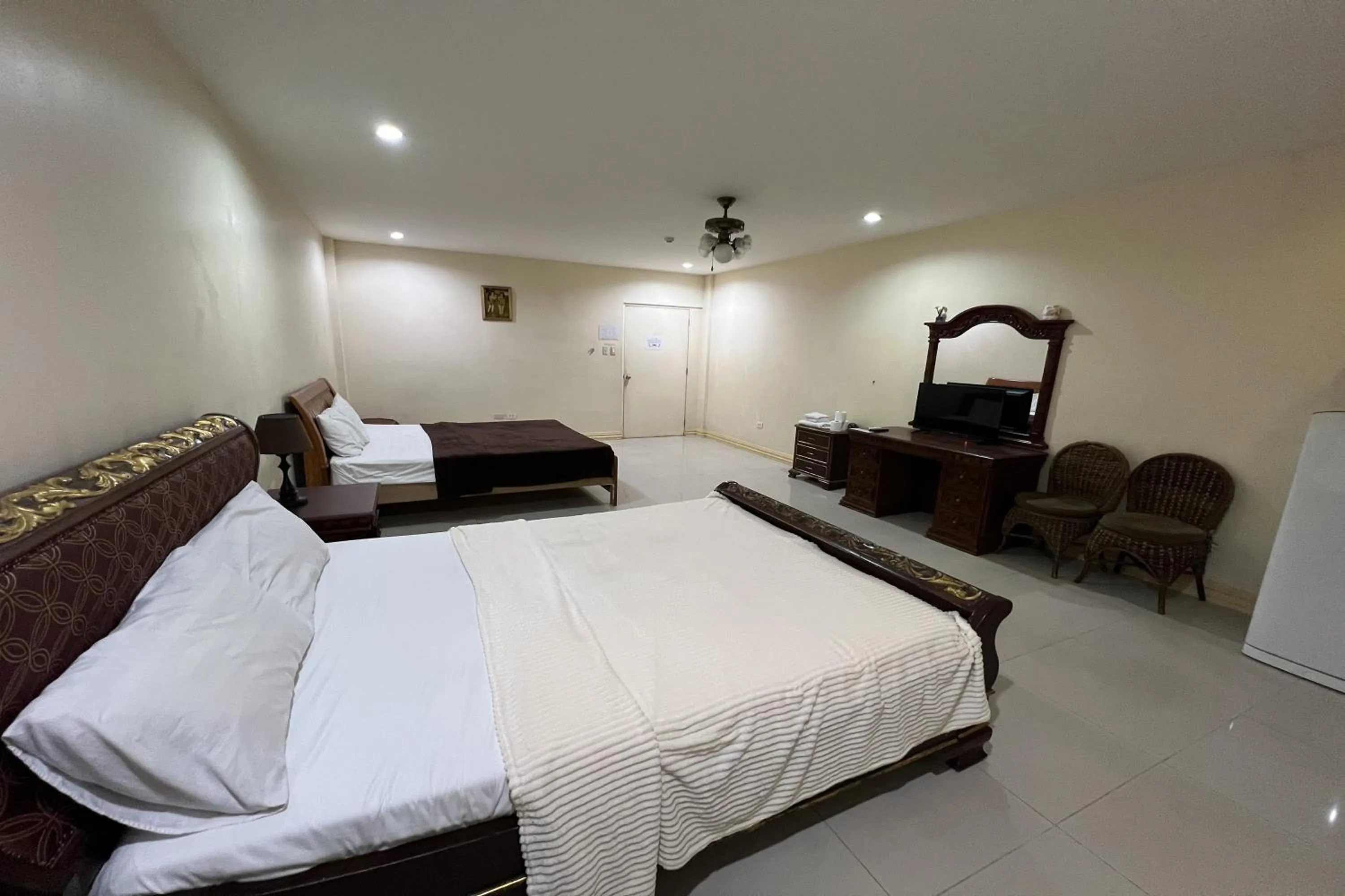 Bed in Garden Suite Hotel near Koreatown