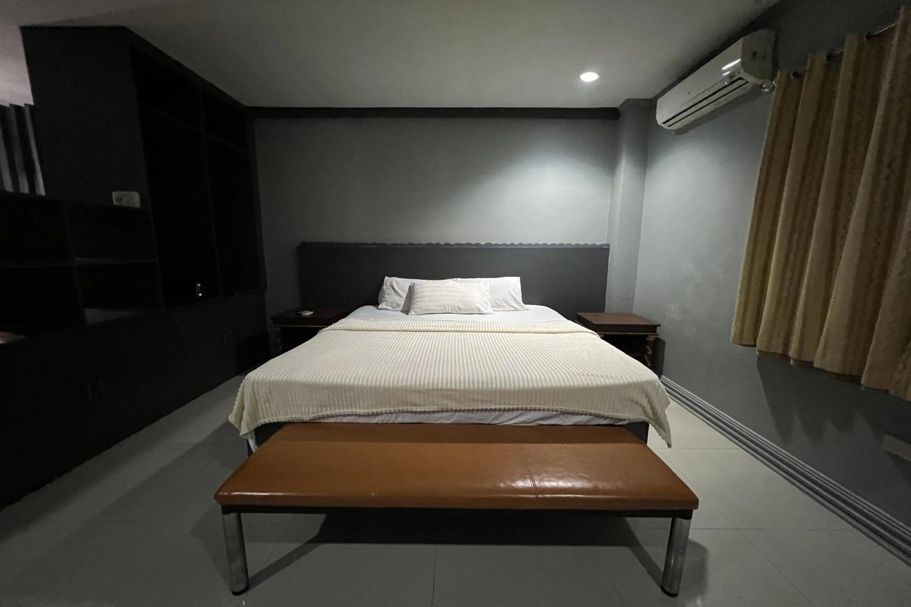 Bed in Garden Suite Hotel near Koreatown