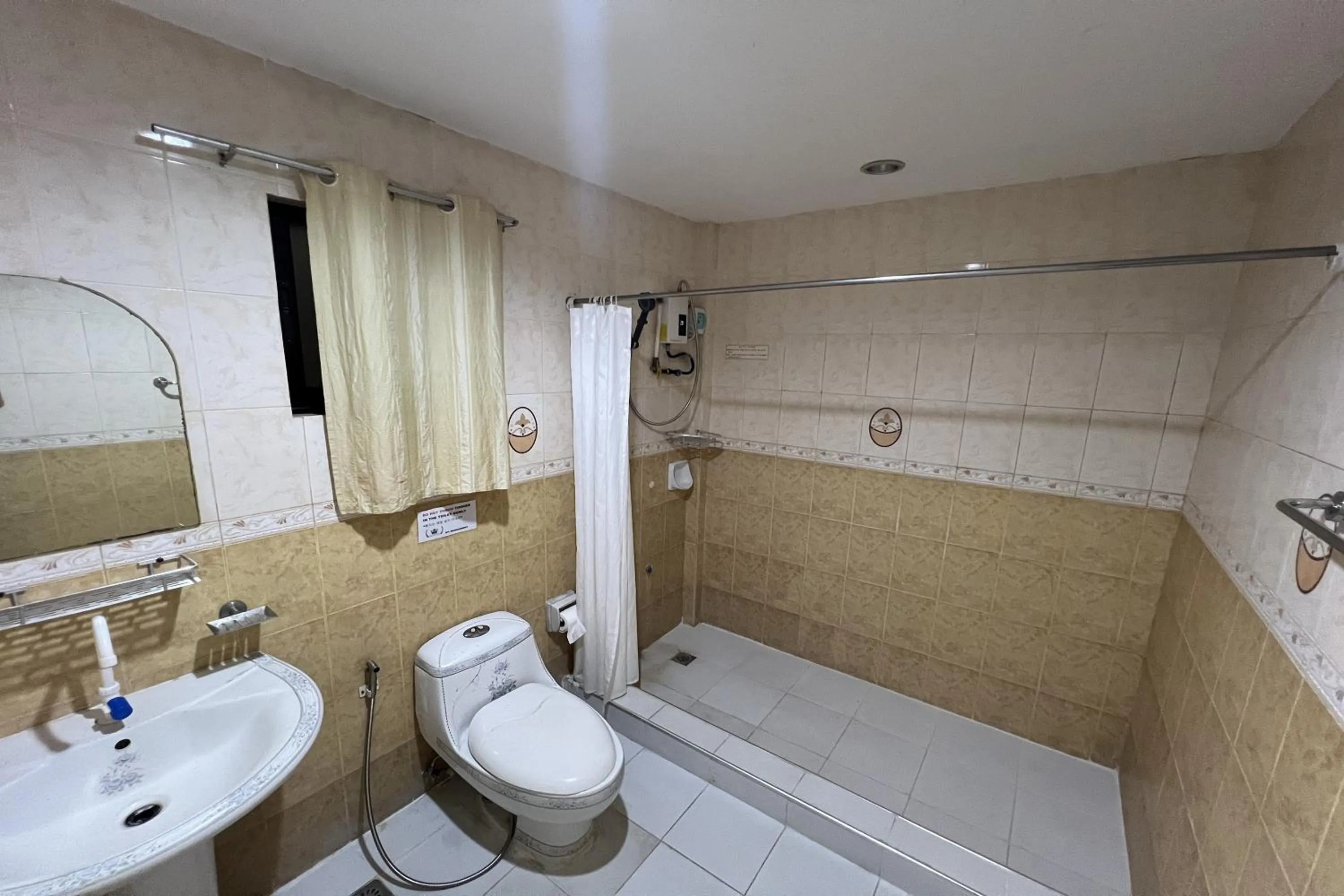 Shower in Garden Suite Hotel near Koreatown