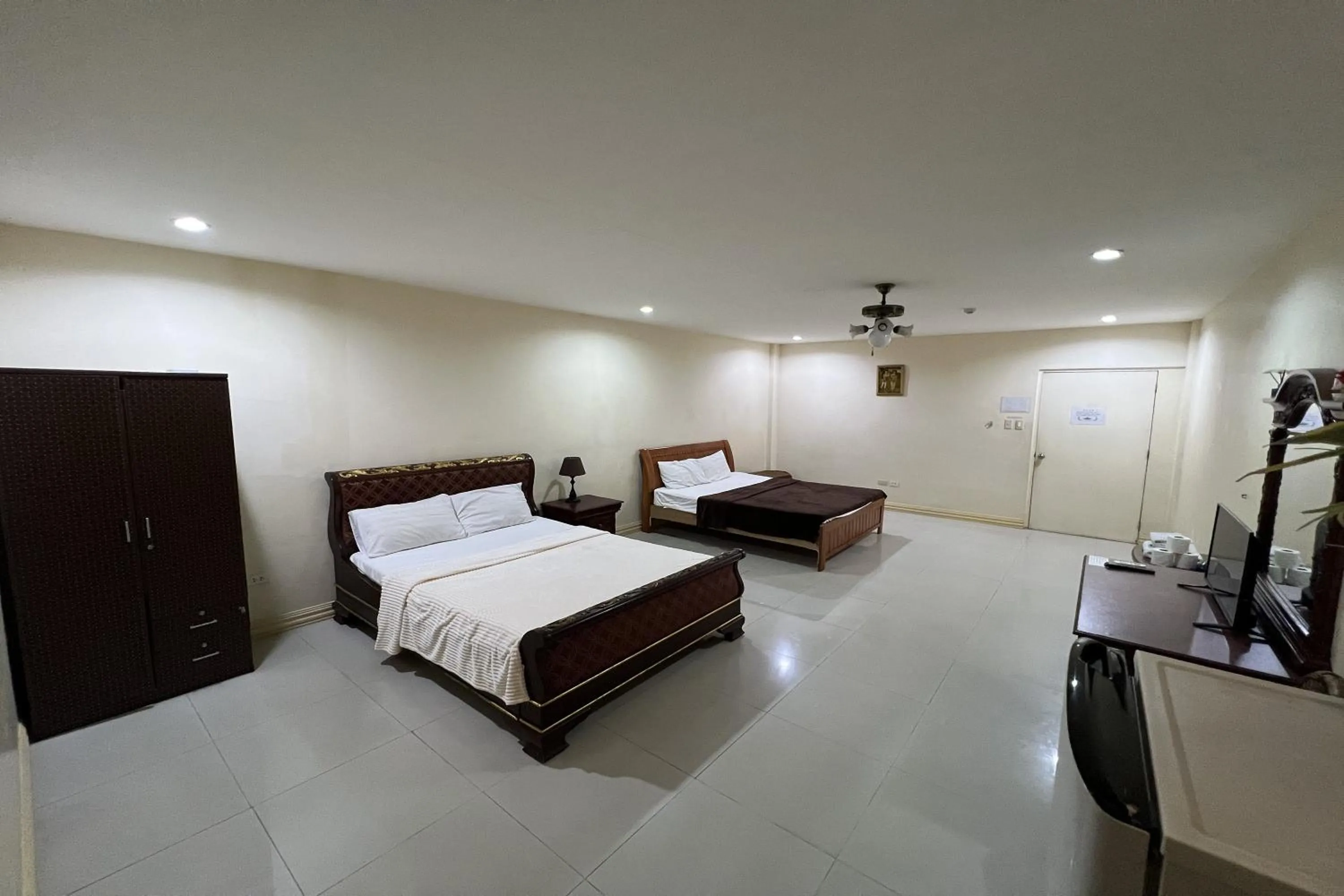 Bed in Garden Suite Hotel near Koreatown