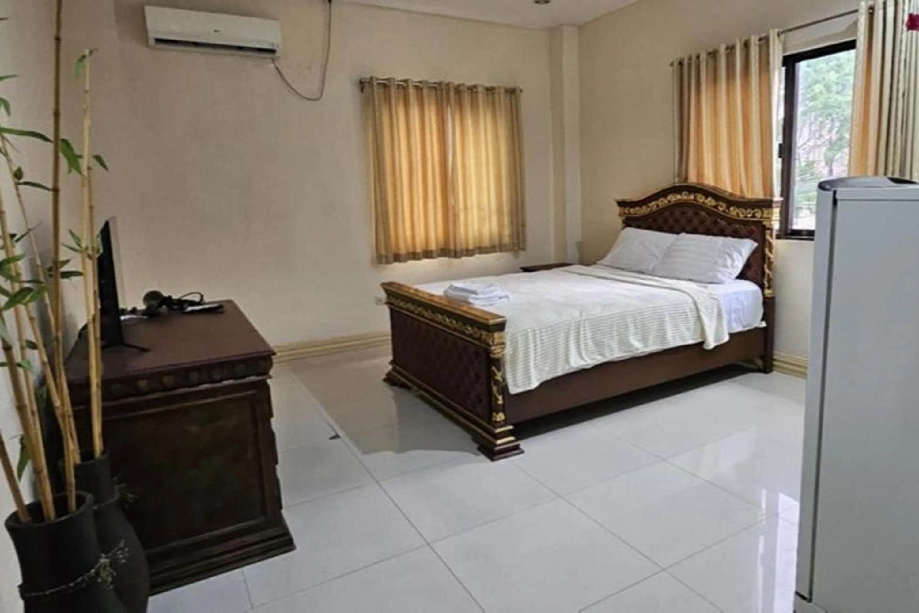 Bed in Garden Suite Hotel near Koreatown