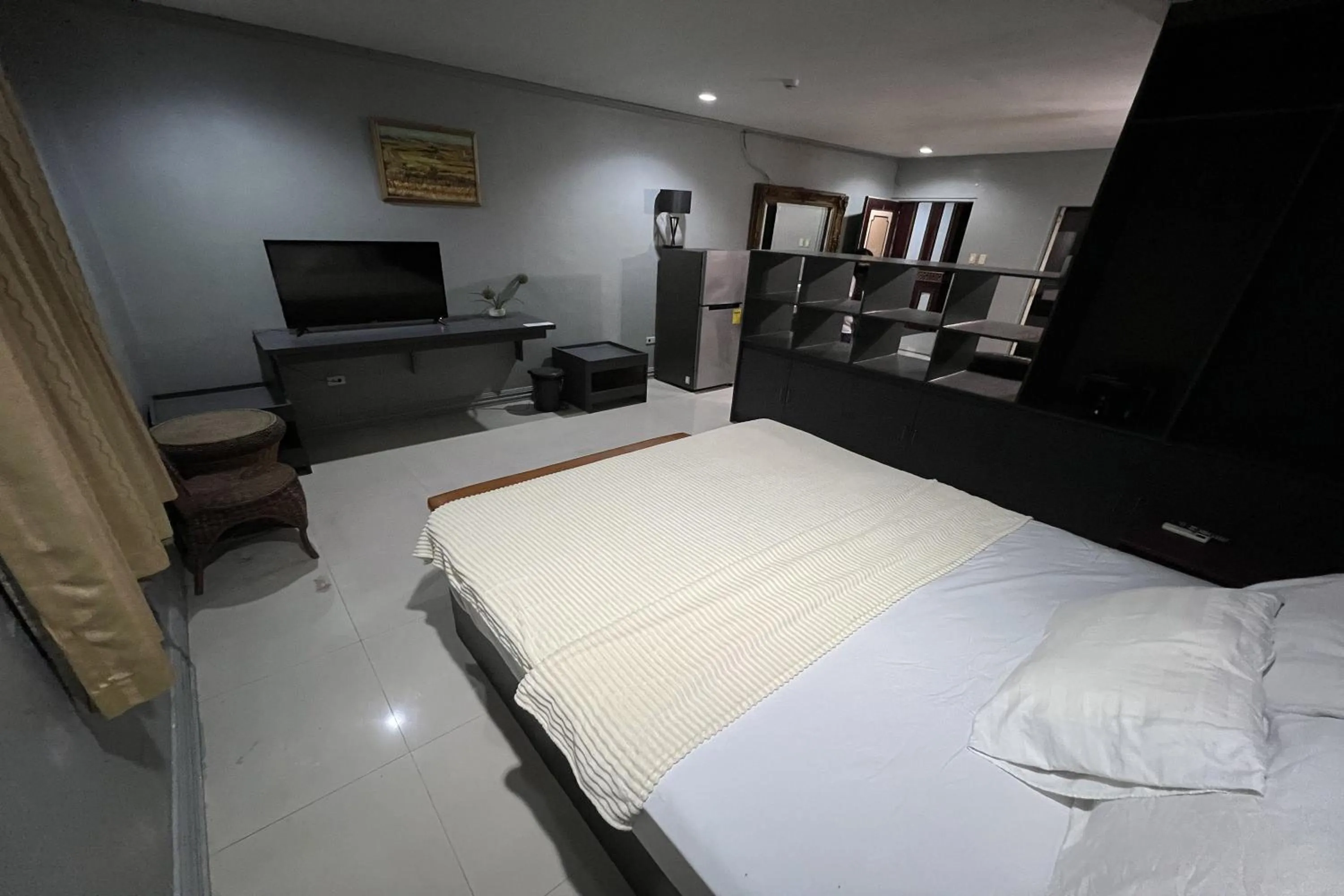 Communal lounge/ TV room, Bed in Garden Suite Hotel near Koreatown