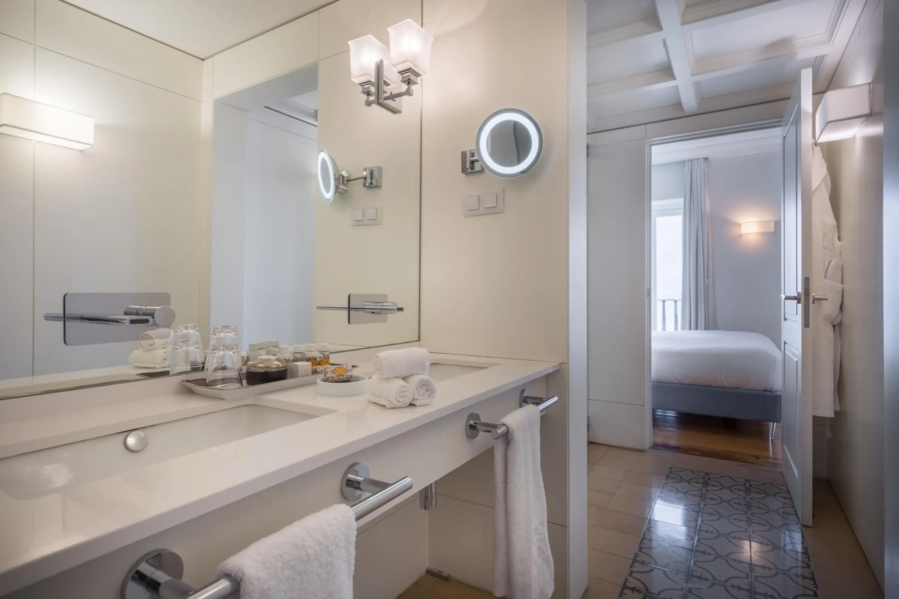 Bathroom, Bed in Santiago de Alfama - Boutique Hotel