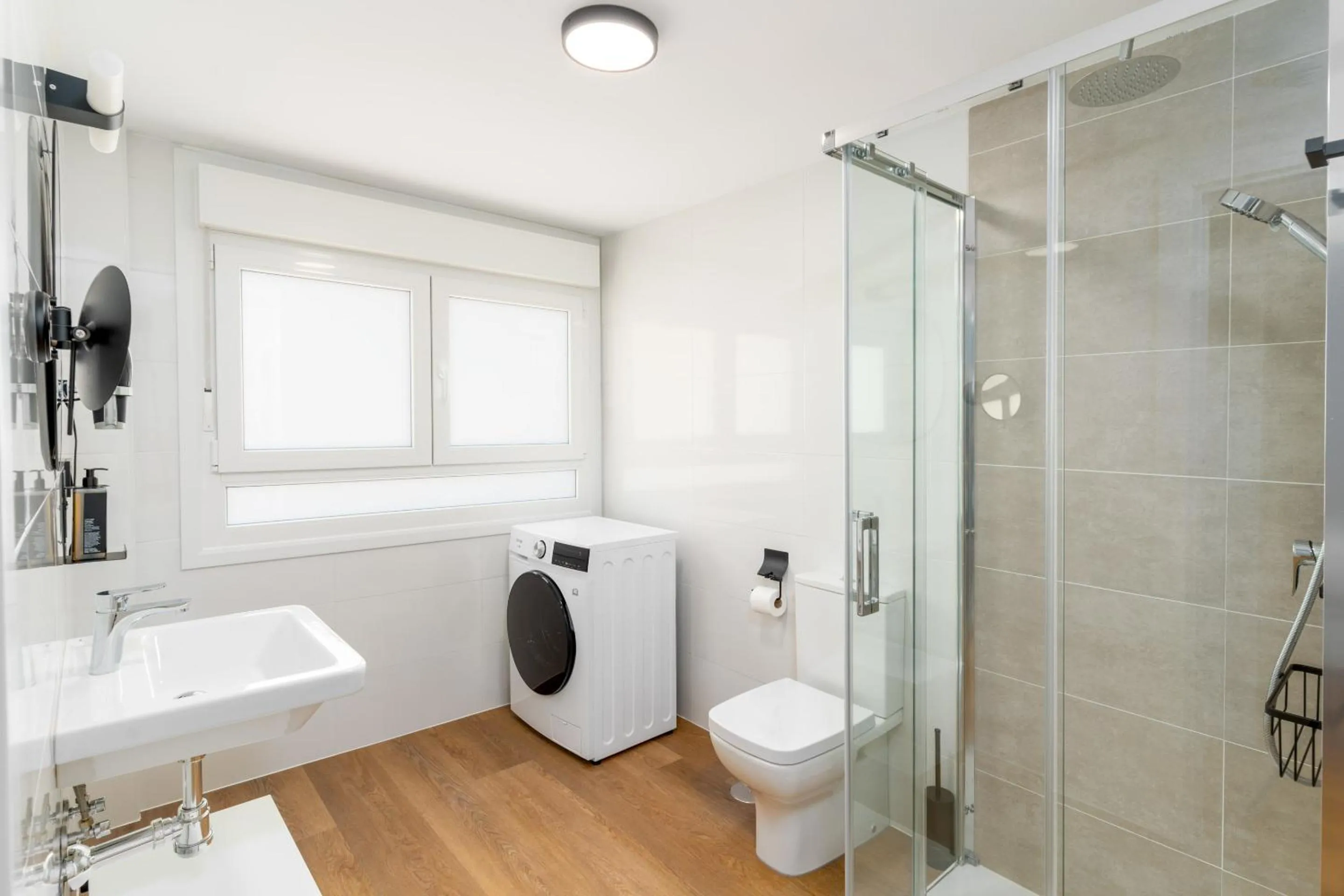 Shower in Limehome Oviedo Calle Postigo Bajo