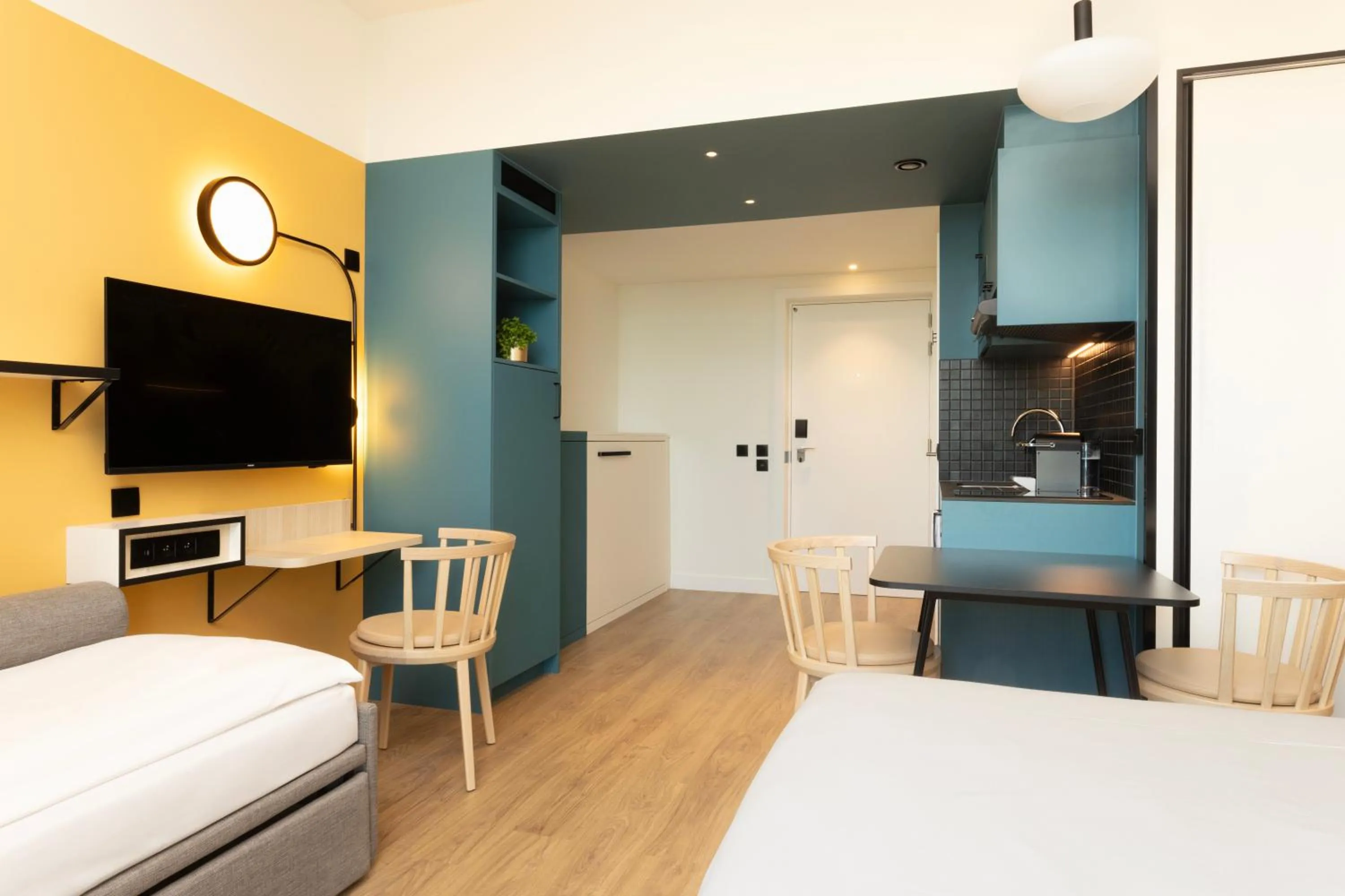 Kitchen or kitchenette, Bed in Aparthotel Adagio Access Brussels Airport