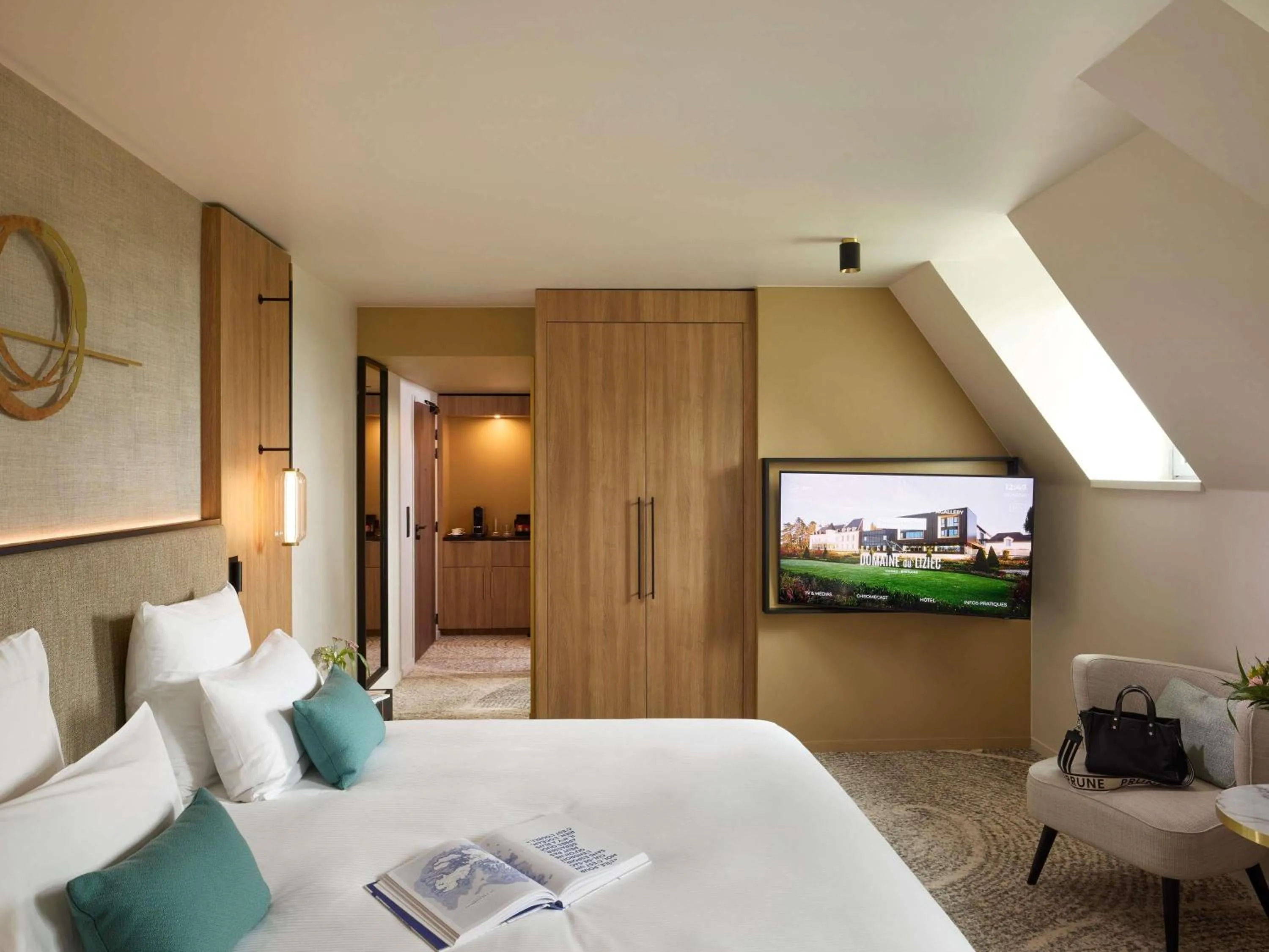 Bedroom, Bed in Domaine du Liziec Vannes - MGallery Collection