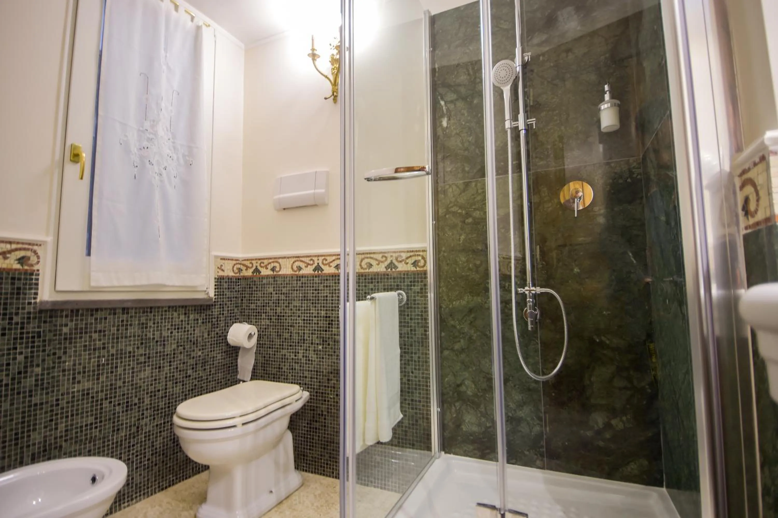 Shower in Palazzo Liguori