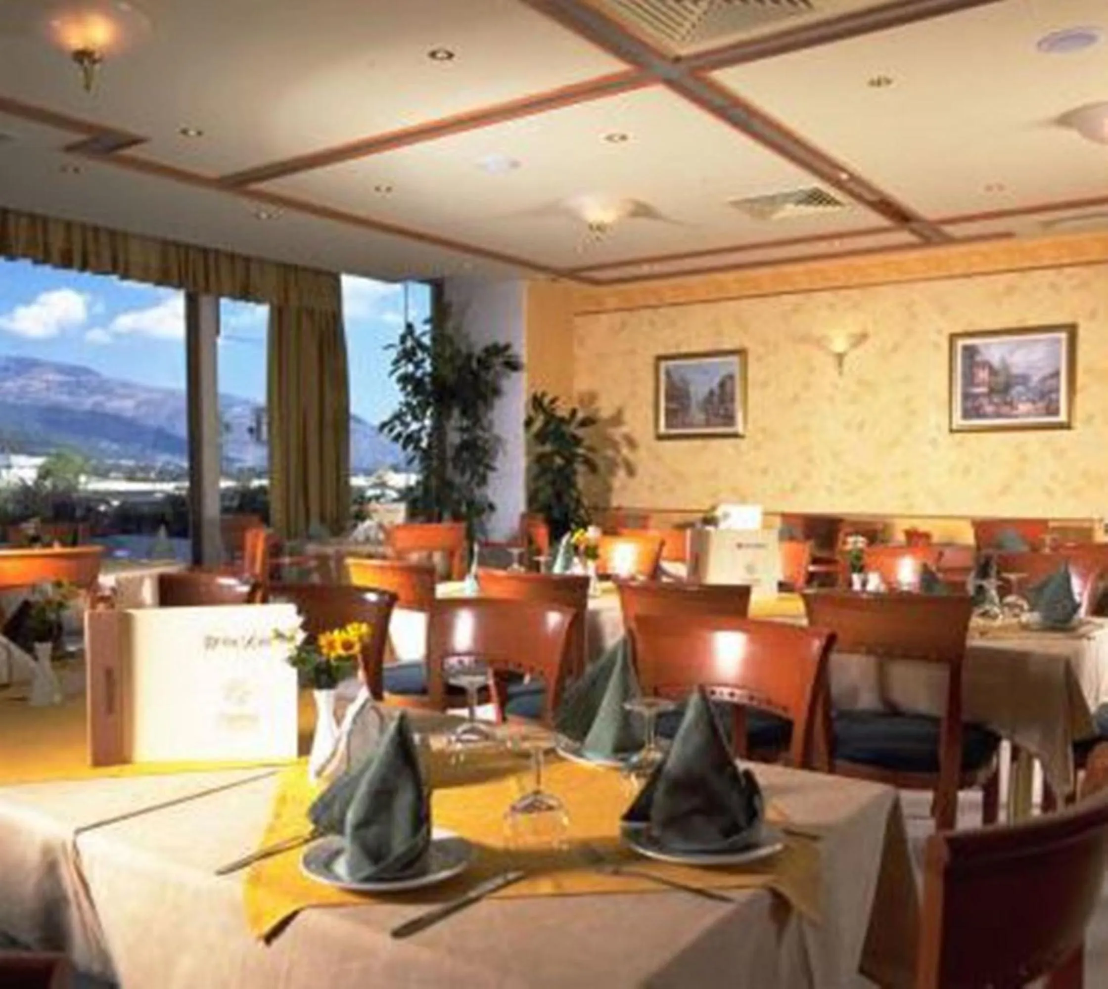 Restaurant/places to eat in Hotel Elena