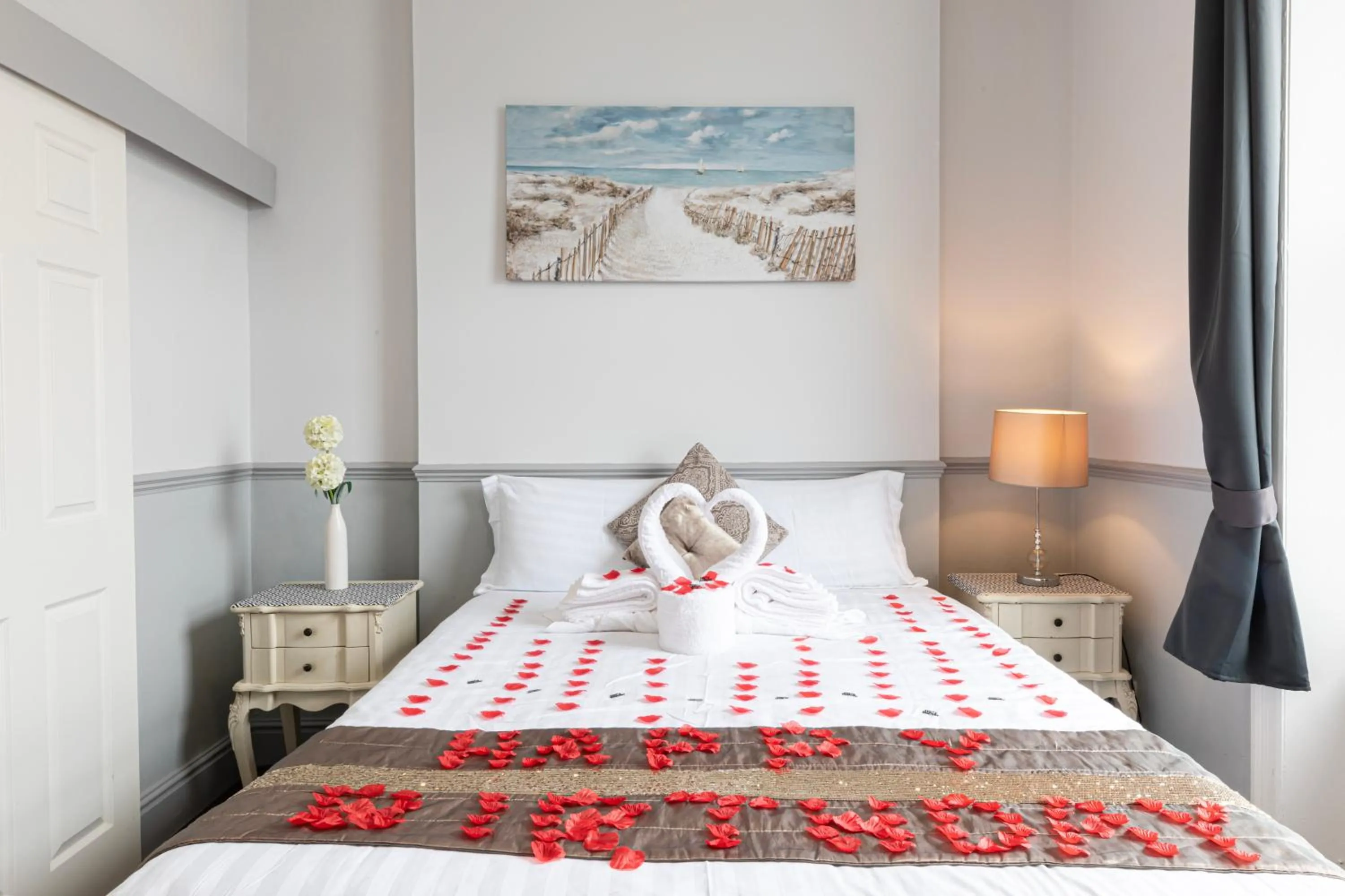 Bedroom, Bed in The Manor Hotel