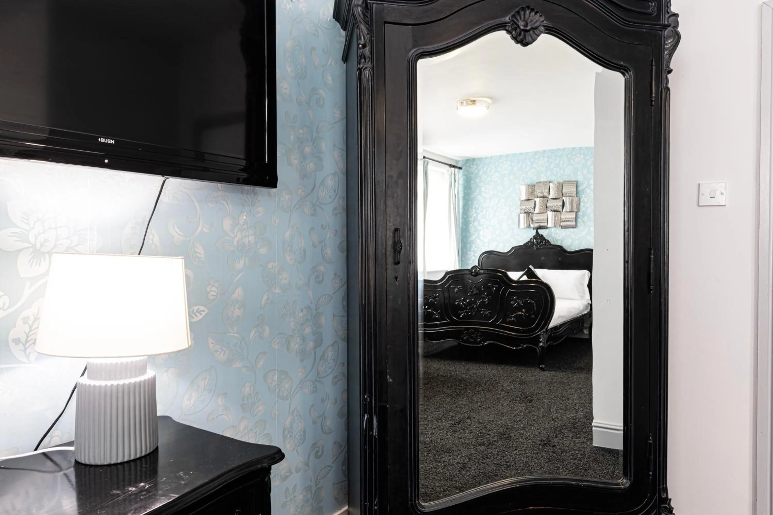 Bedroom, Bed in The Manor Hotel