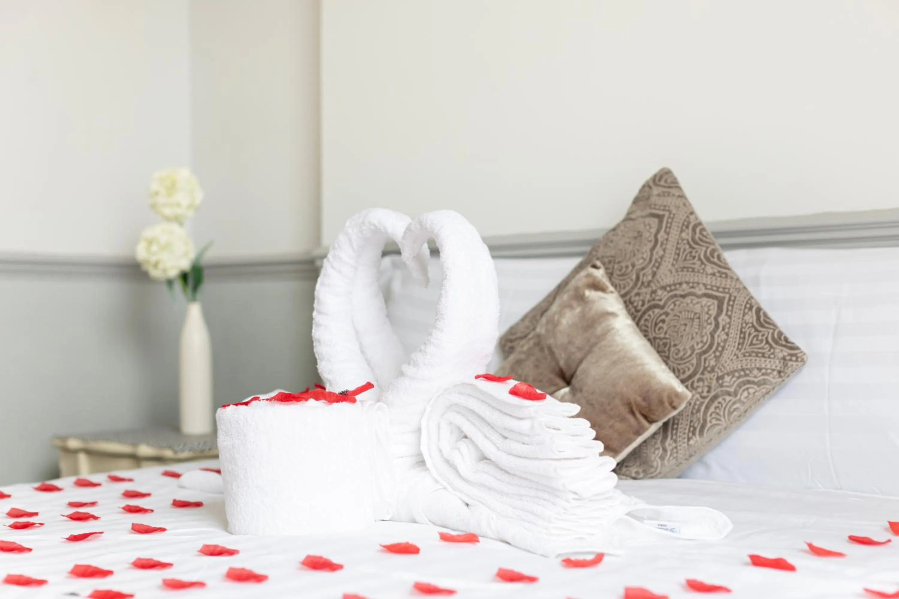 Bedroom, Bed in The Manor Hotel