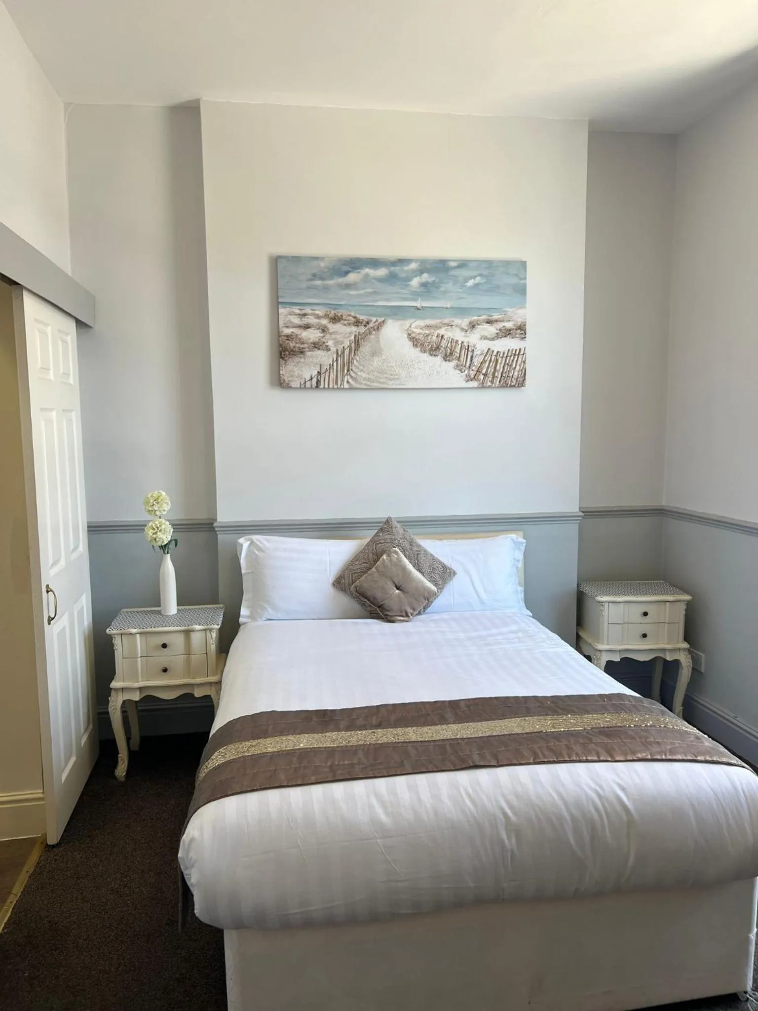 Photo of the whole room, Bed in The Manor Hotel