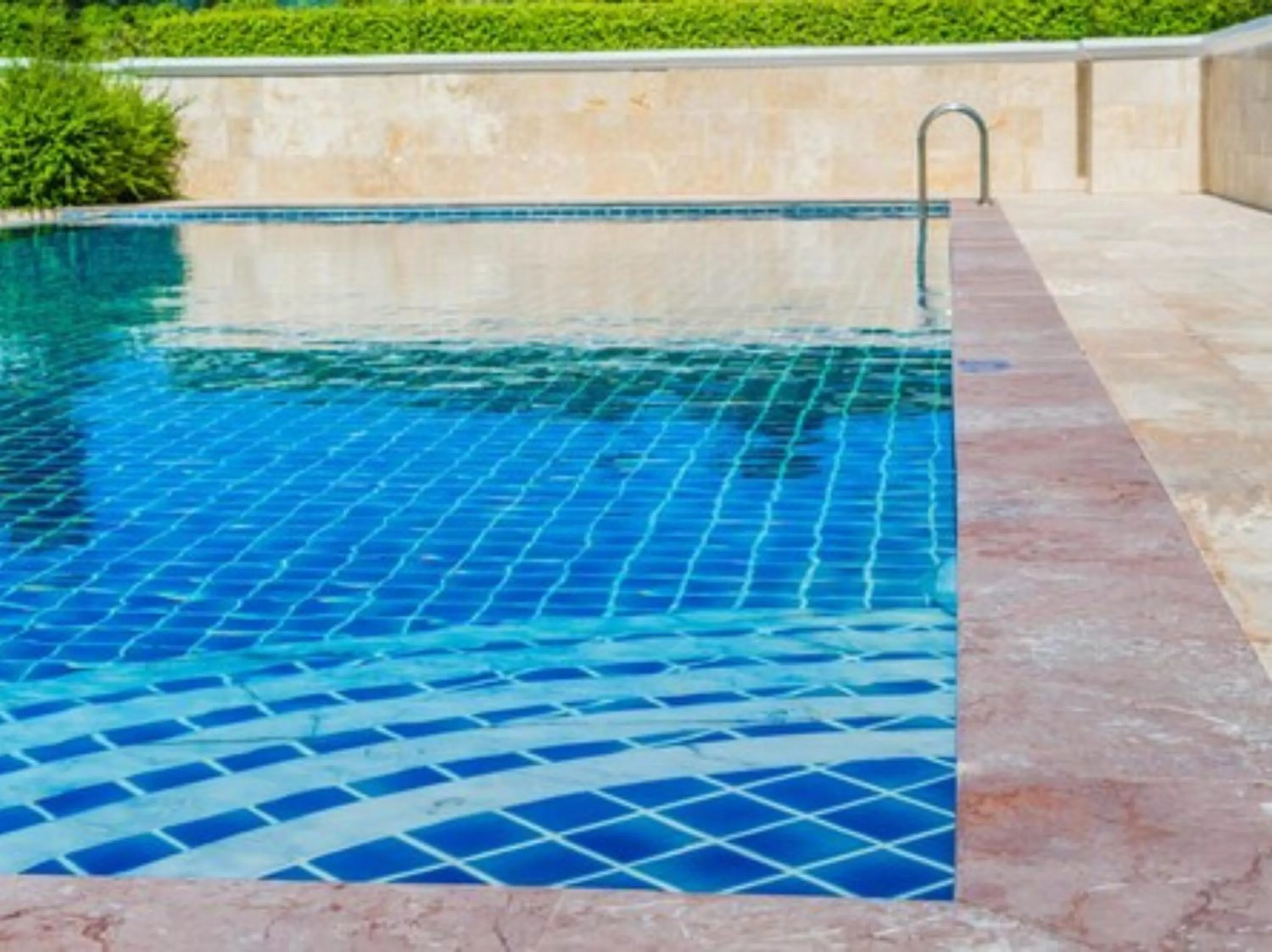 Swimming pool in Holiday Inn Express Savannah - Gateway by IHG