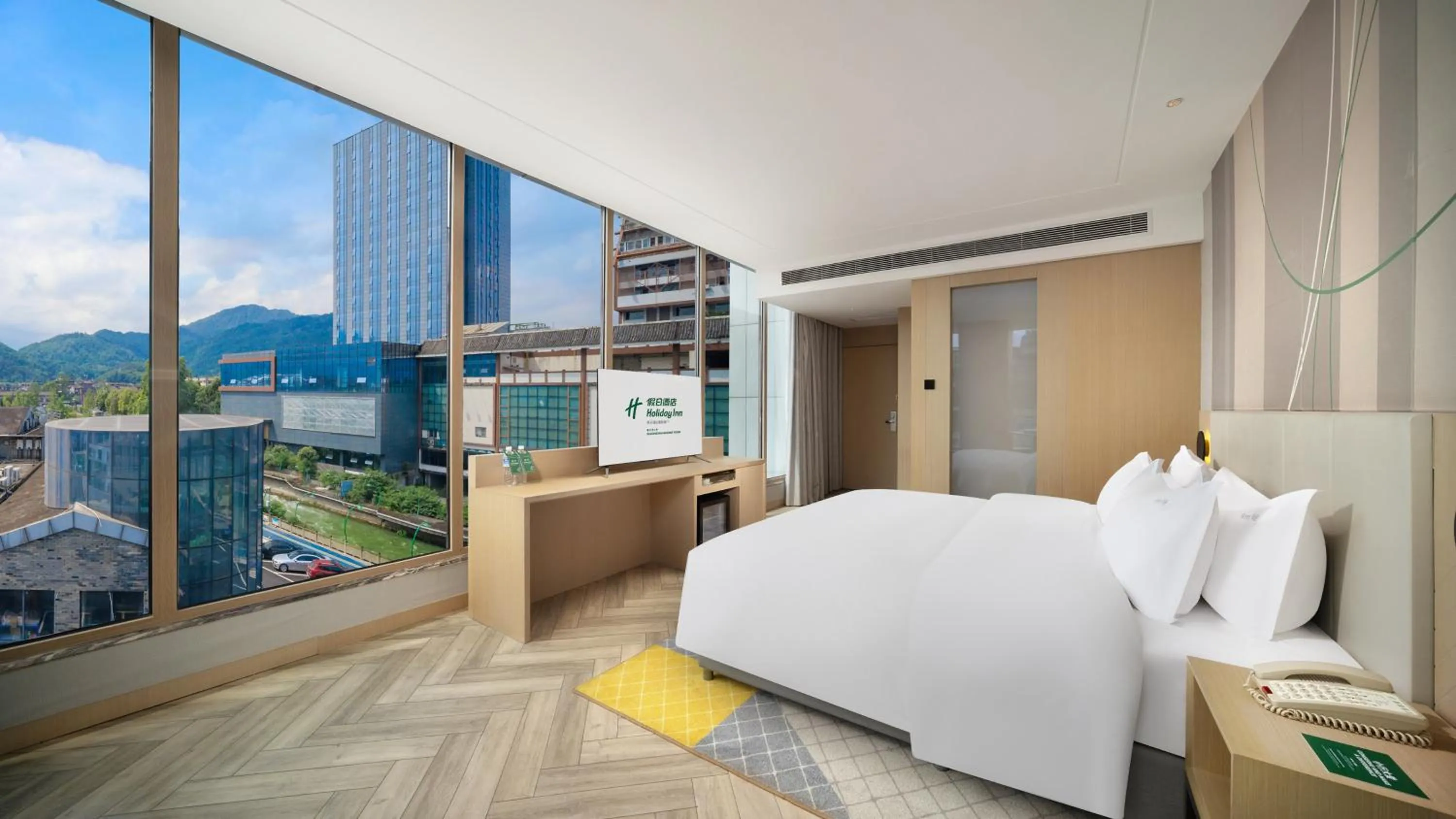 Photo of the whole room, Bed in Holiday Inn Dujiangyan Ancient Town by IHG