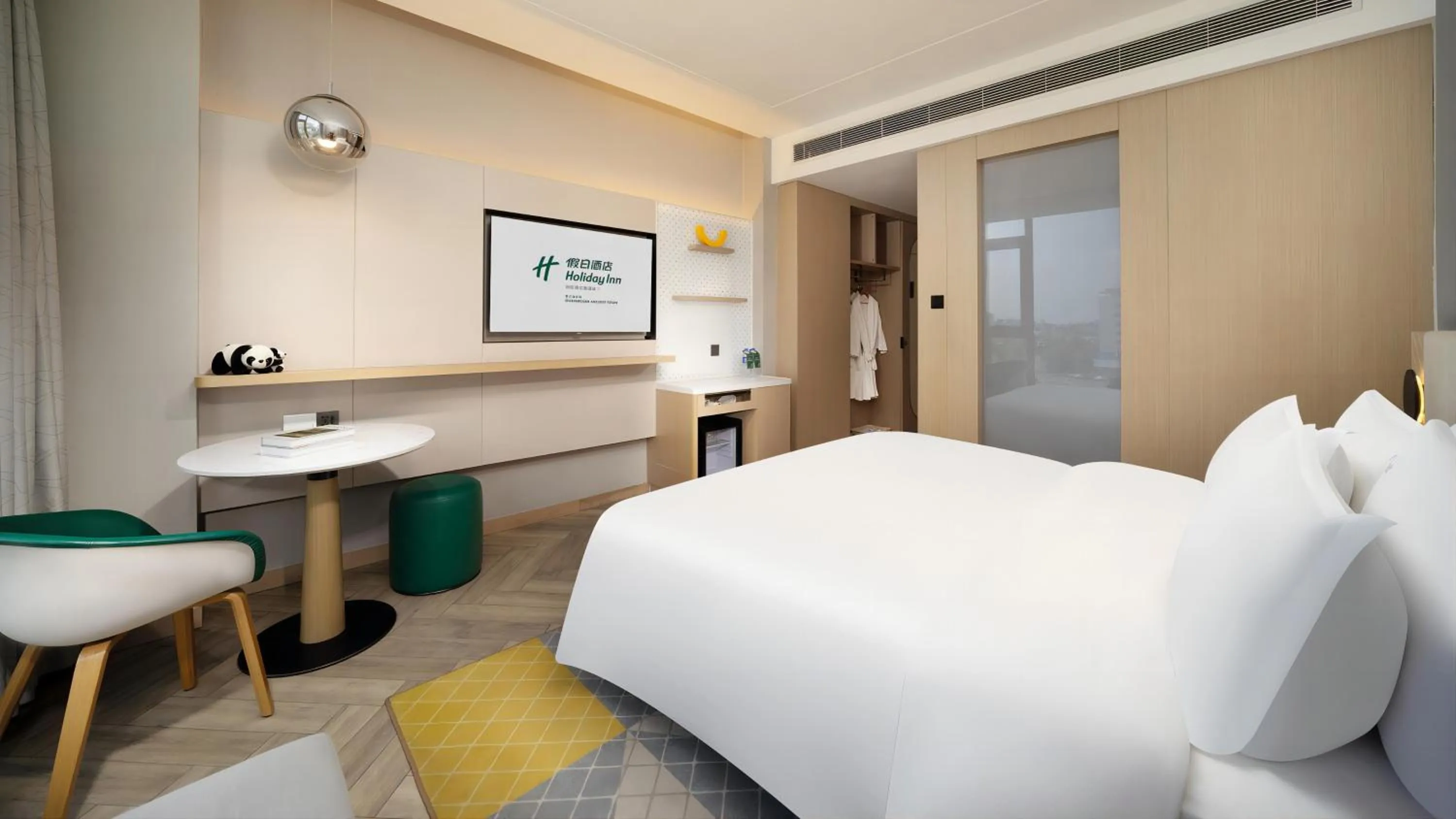 Photo of the whole room, Bed in Holiday Inn Dujiangyan Ancient Town by IHG