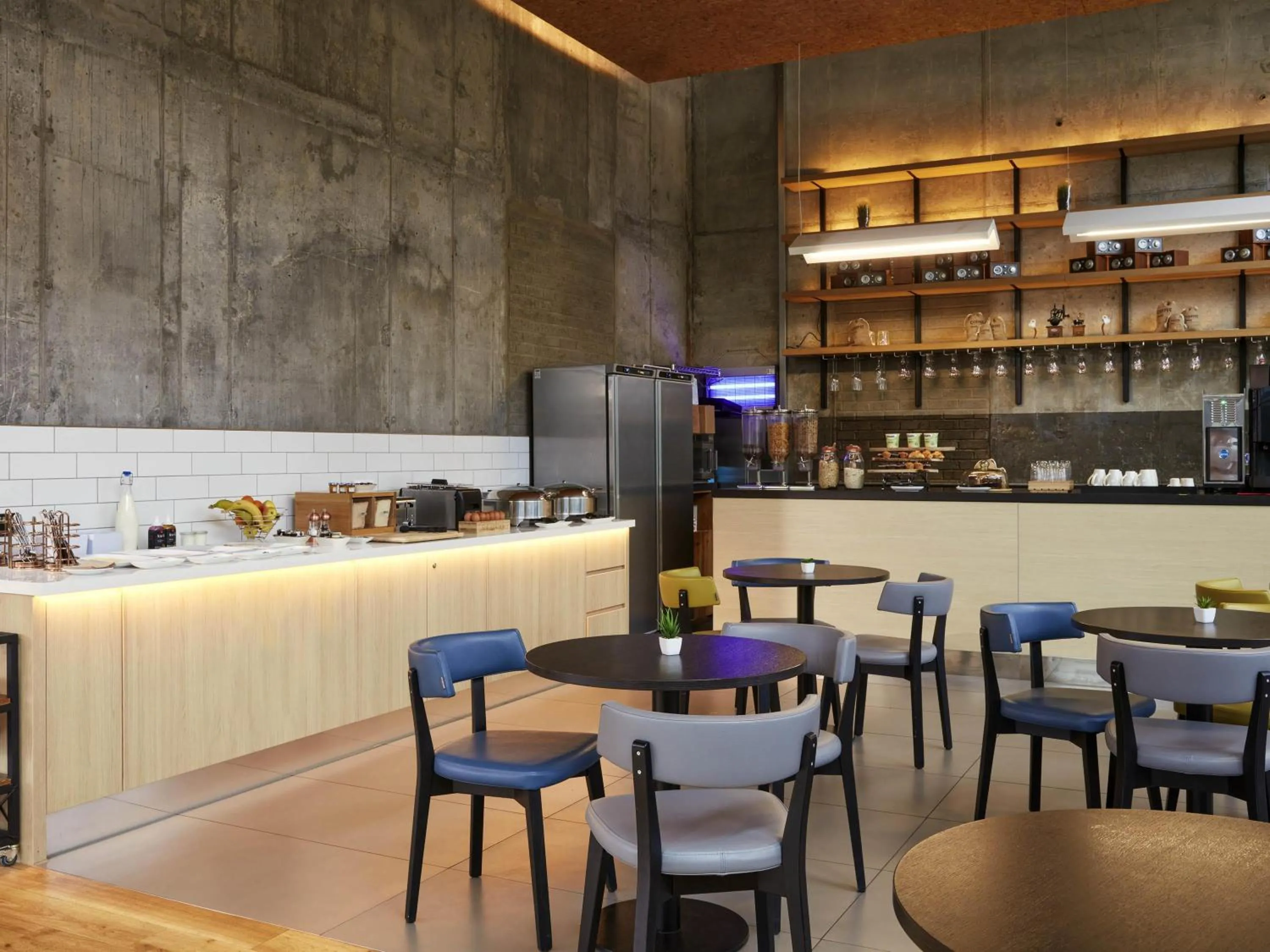 Breakfast in Aparthotel Adagio London Brentford