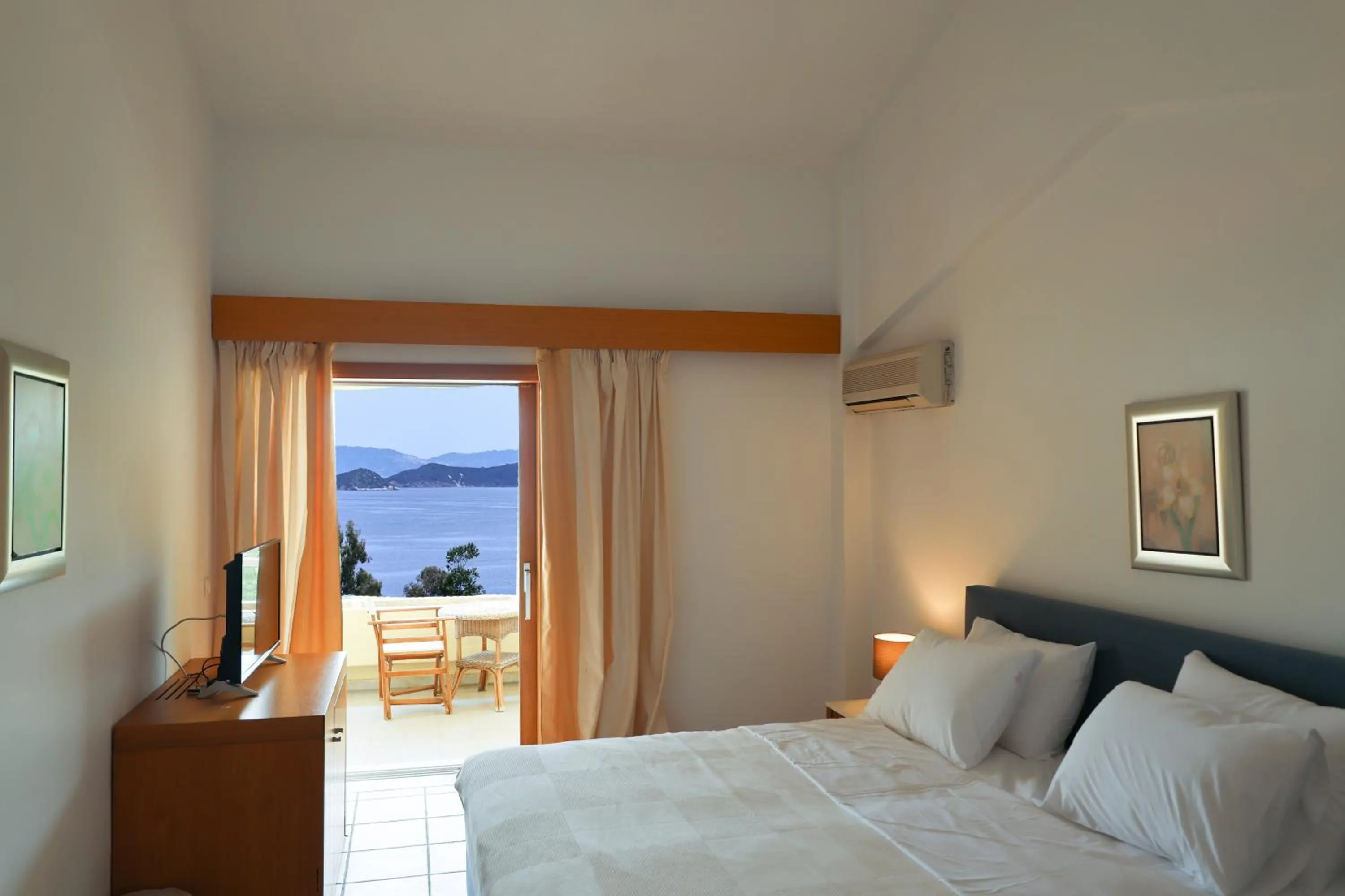 Bedroom in Kanapitsa Mare Hotel