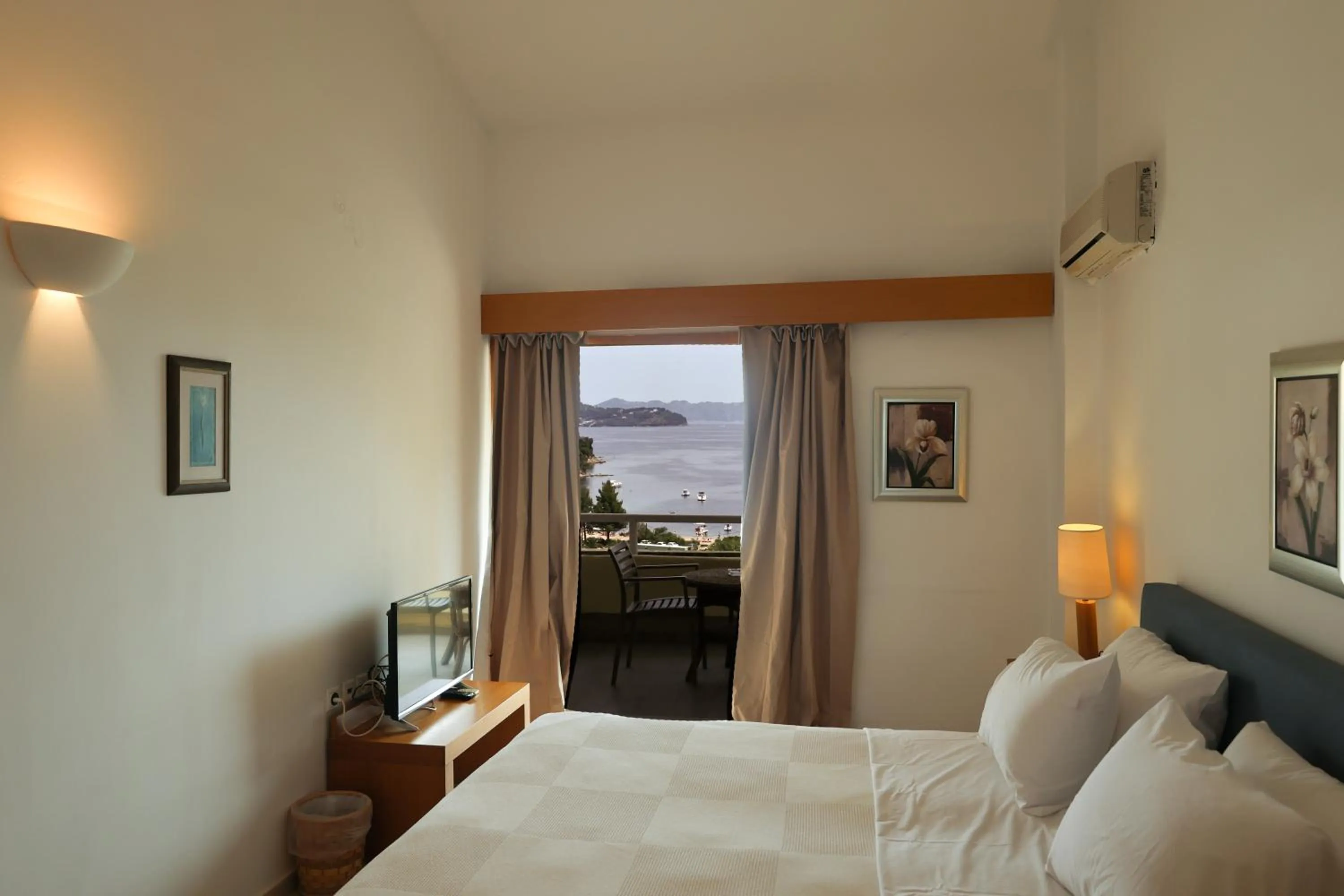 Bedroom in Kanapitsa Mare Hotel