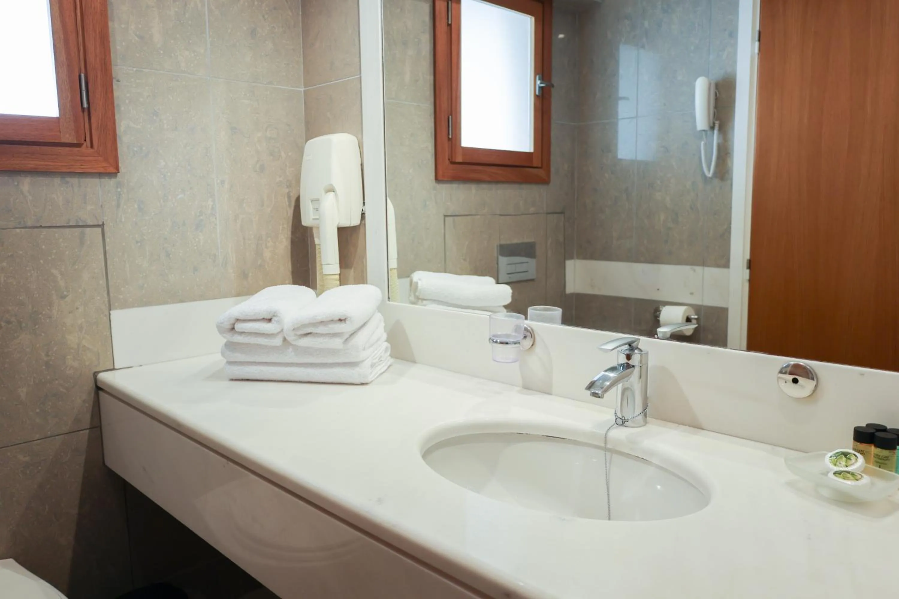 Bathroom in Kanapitsa Mare Hotel