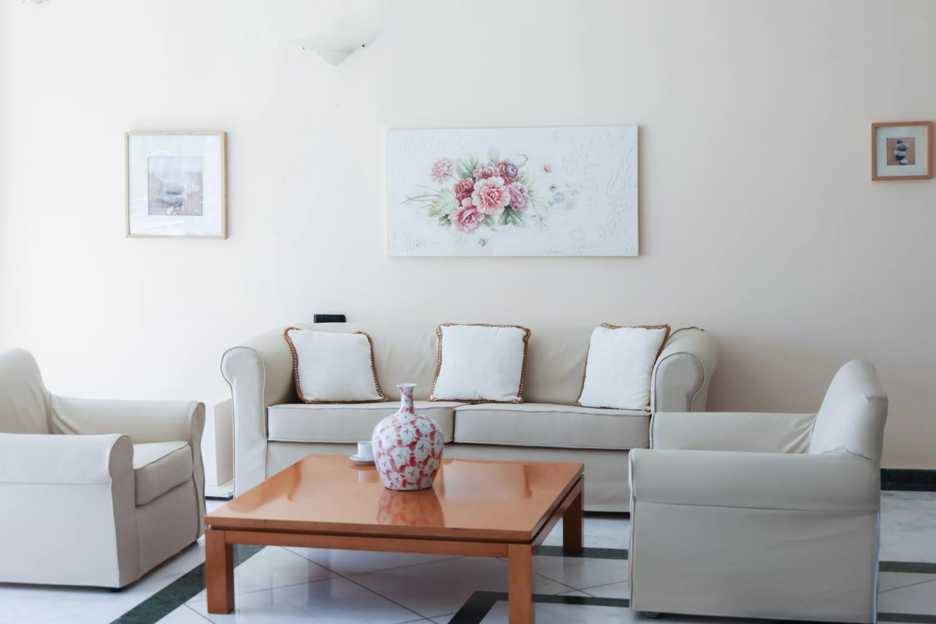 Communal lounge/ TV room in Kanapitsa Mare Hotel