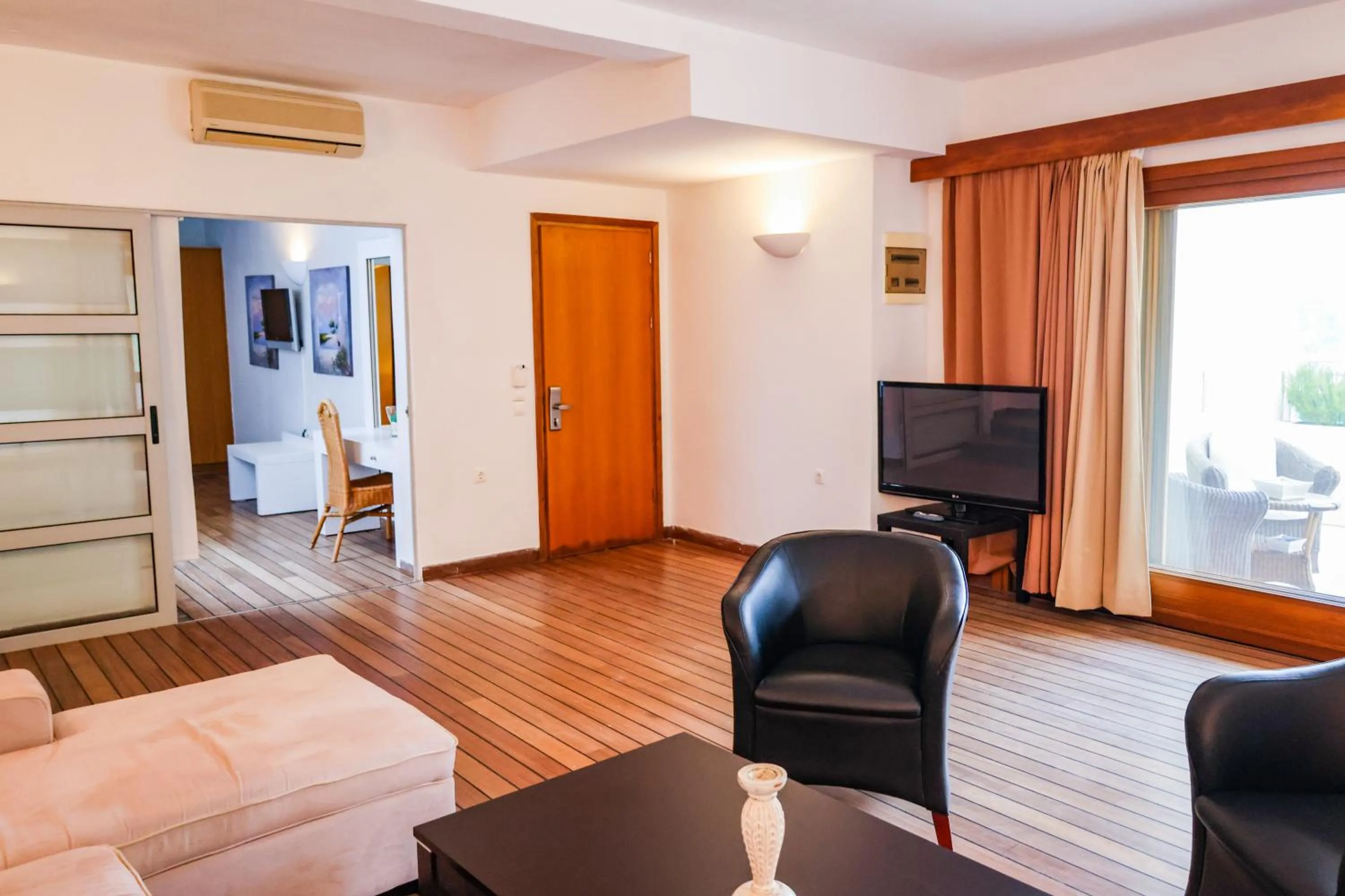 Photo of the whole room in Kanapitsa Mare Hotel