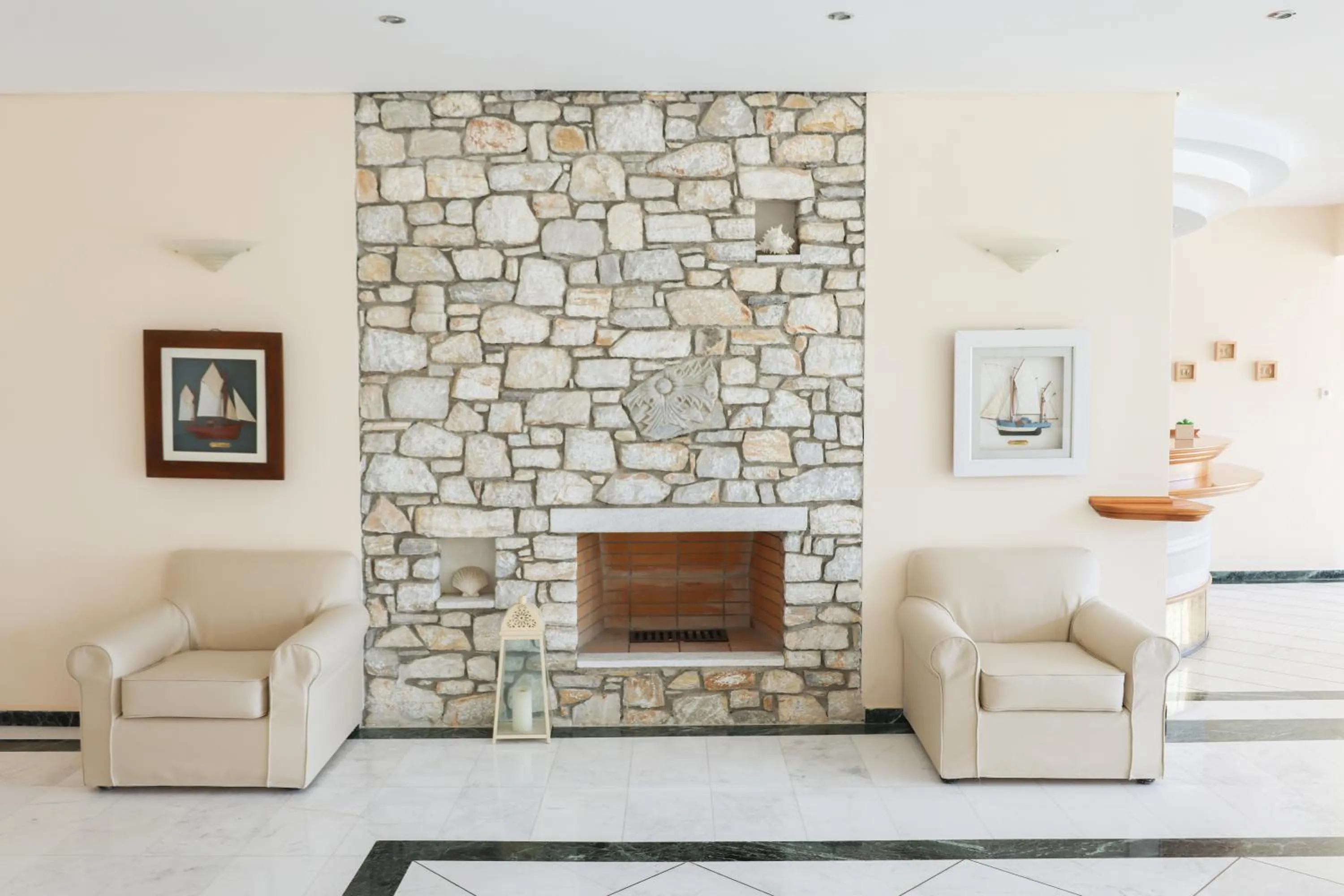 Communal lounge/ TV room in Kanapitsa Mare Hotel