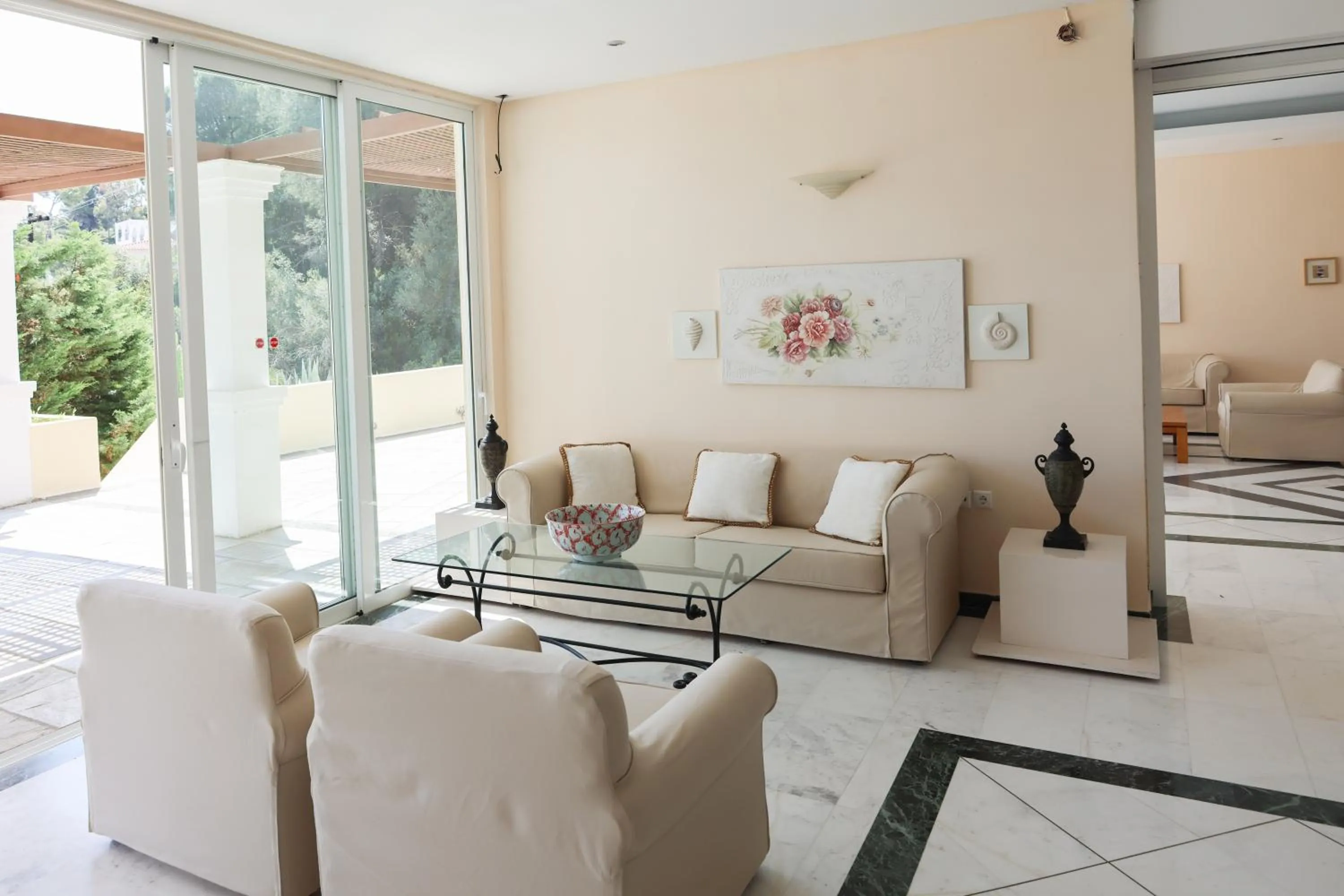 Communal lounge/ TV room in Kanapitsa Mare Hotel