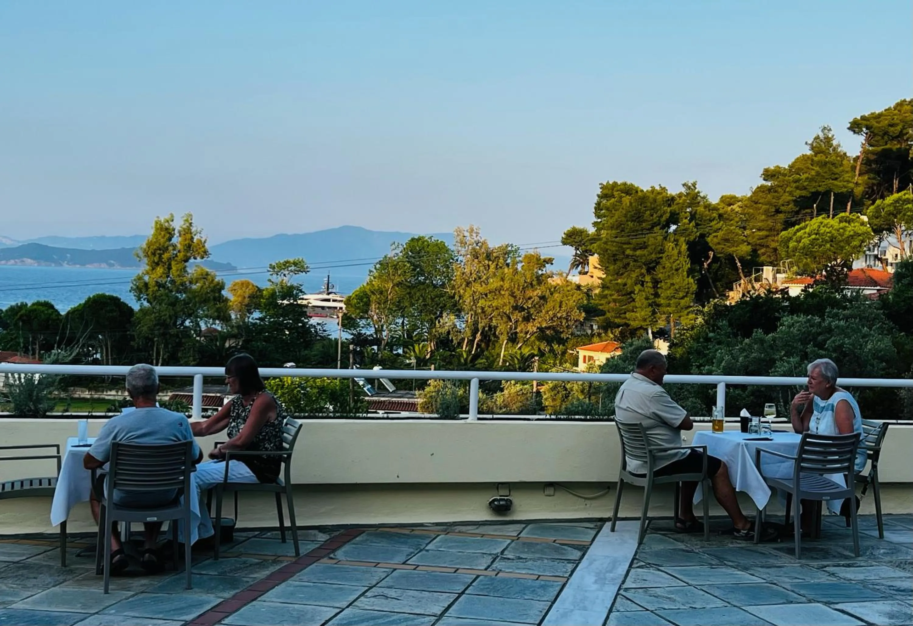 Restaurant/places to eat in Kanapitsa Mare Hotel