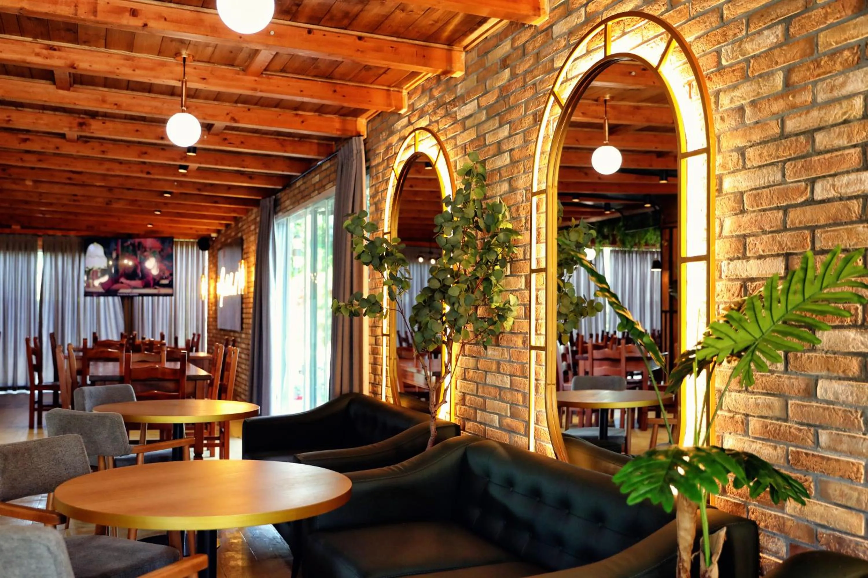 Restaurant/places to eat in Gardenland Resort