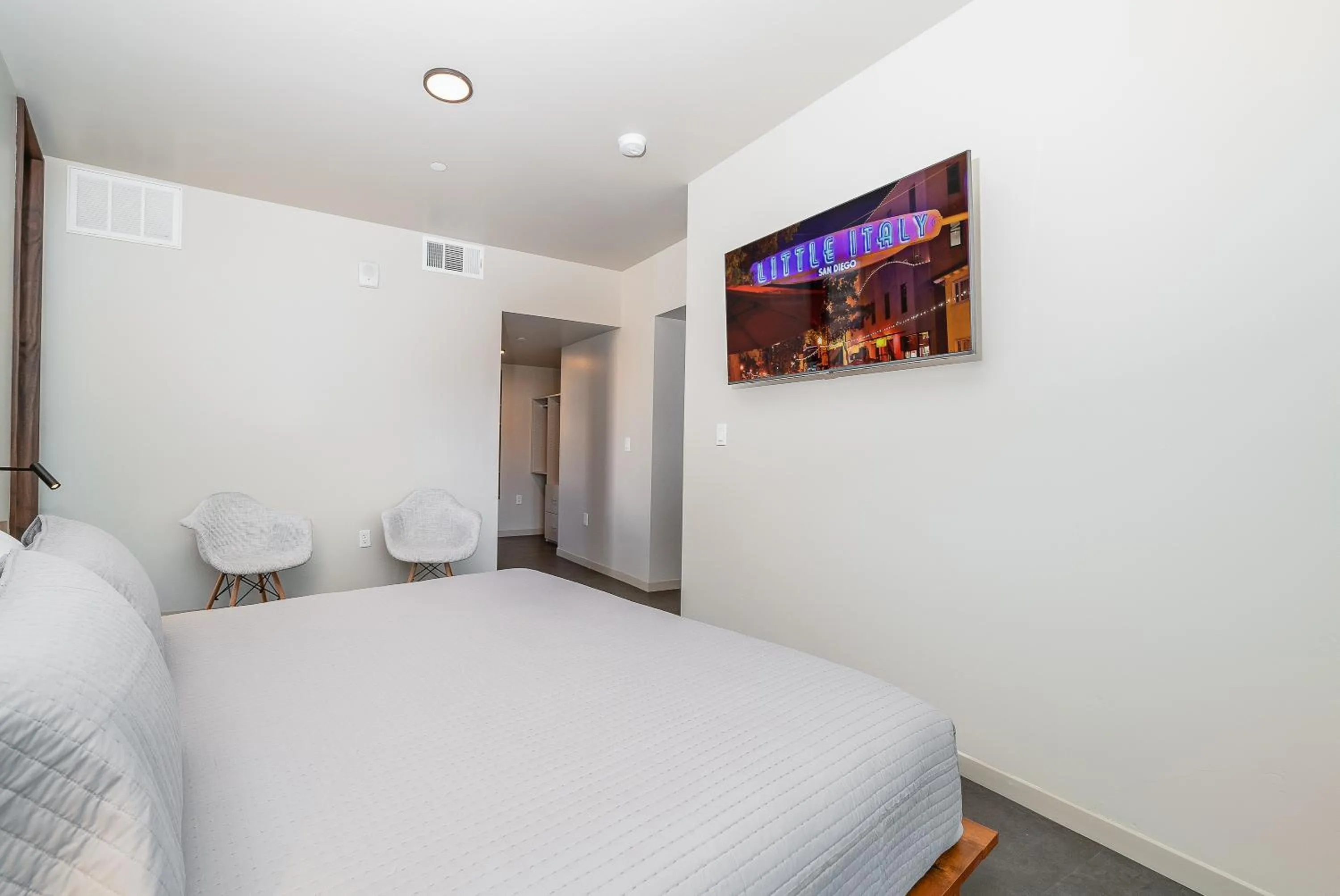 Bed in City24 Condo Hotel Little Italy Mission Hills