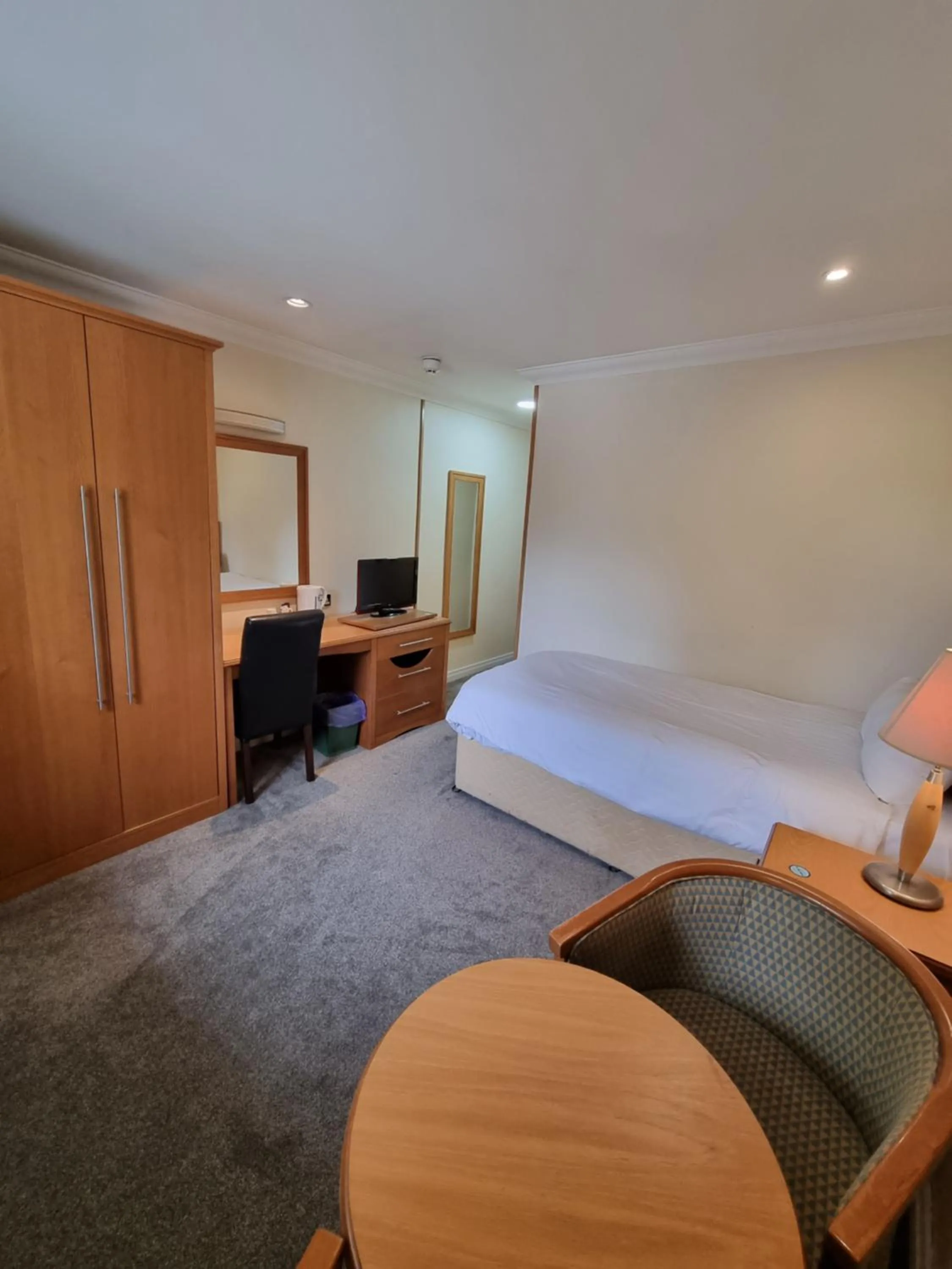 Bedroom, Bed in Kegworth Hotel East Midlands Airport