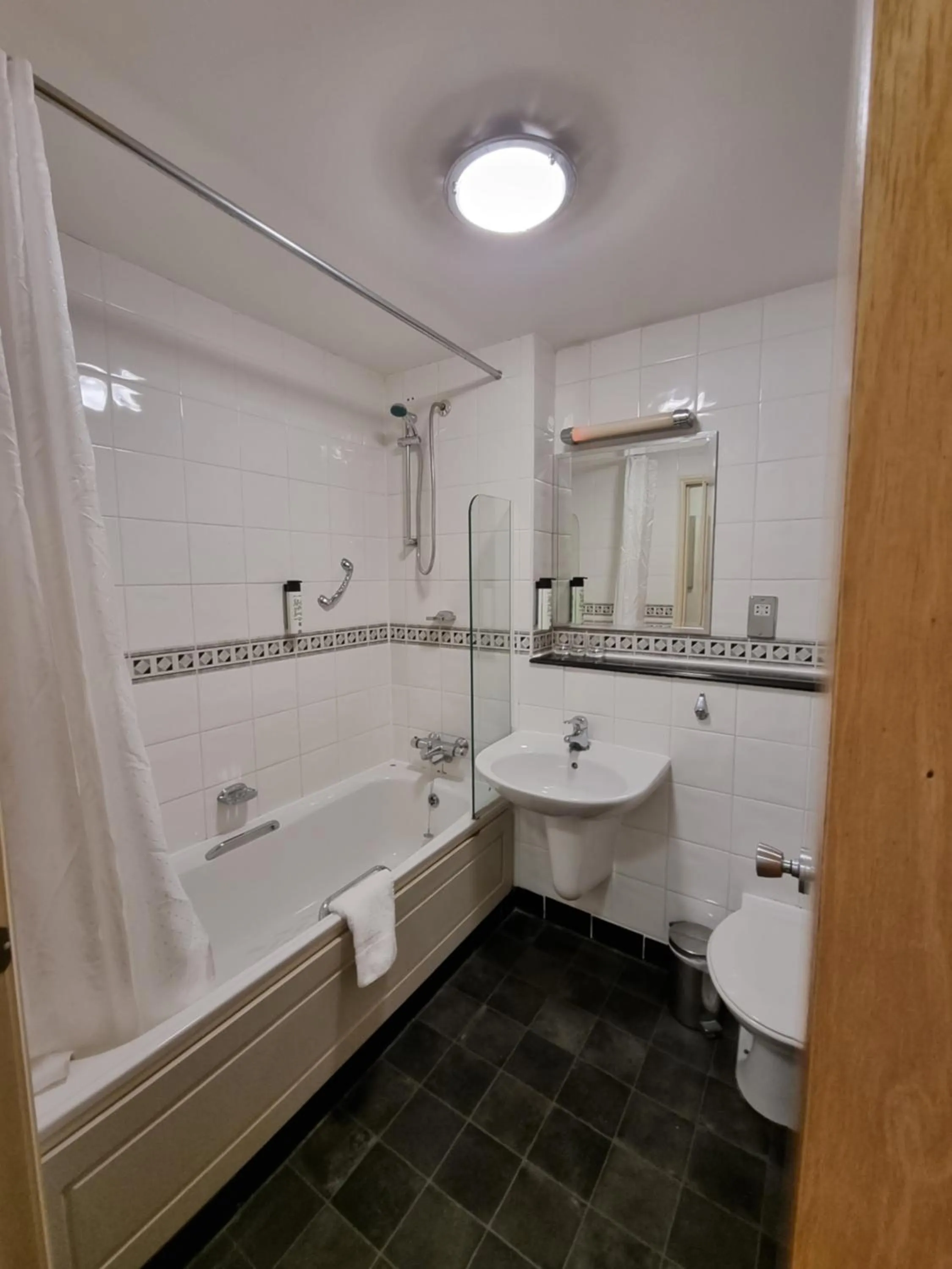 Bathroom in Kegworth Hotel East Midlands Airport
