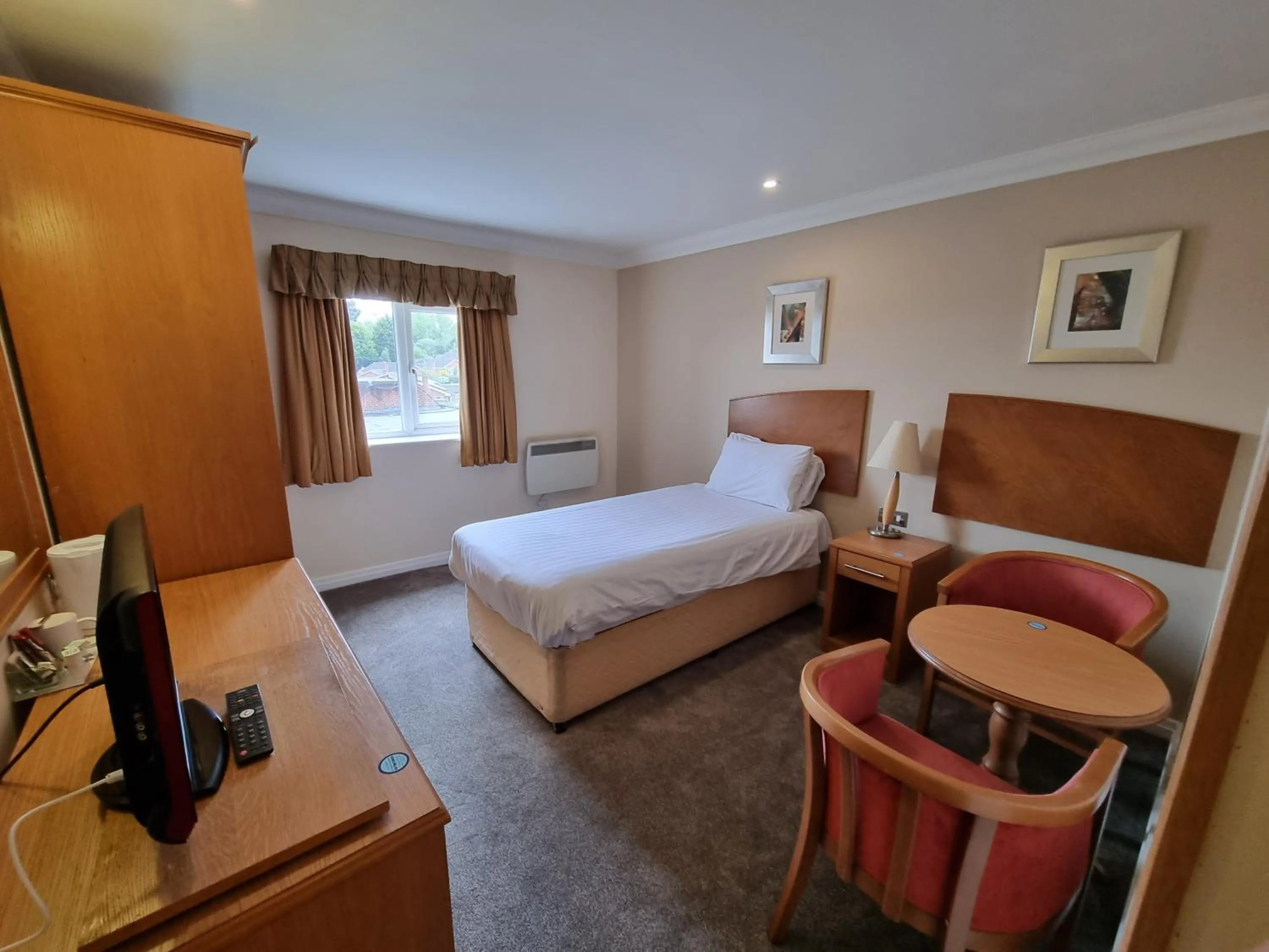 Bedroom, Bed in Kegworth Hotel East Midlands Airport