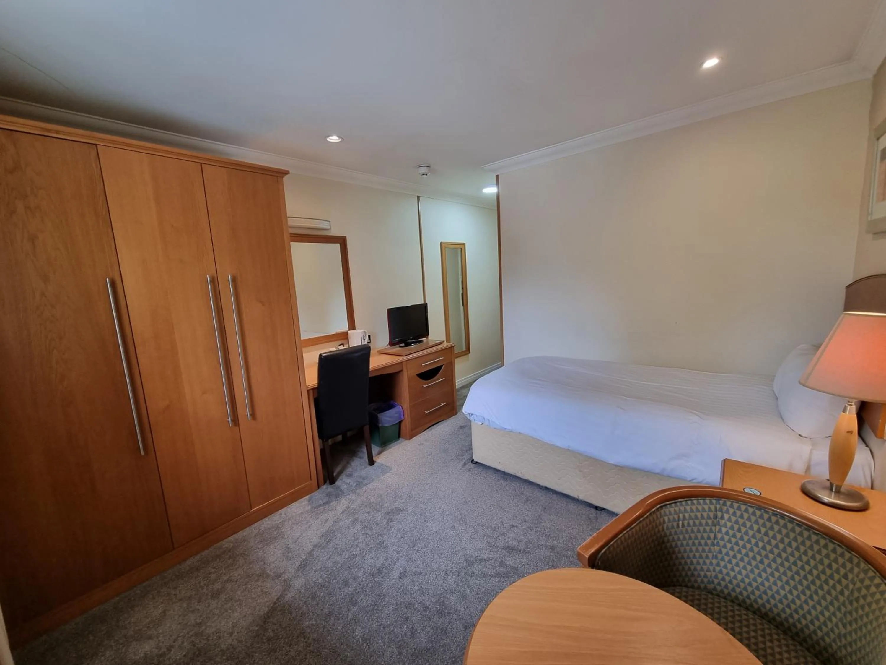 Bedroom, Bed in Kegworth Hotel East Midlands Airport