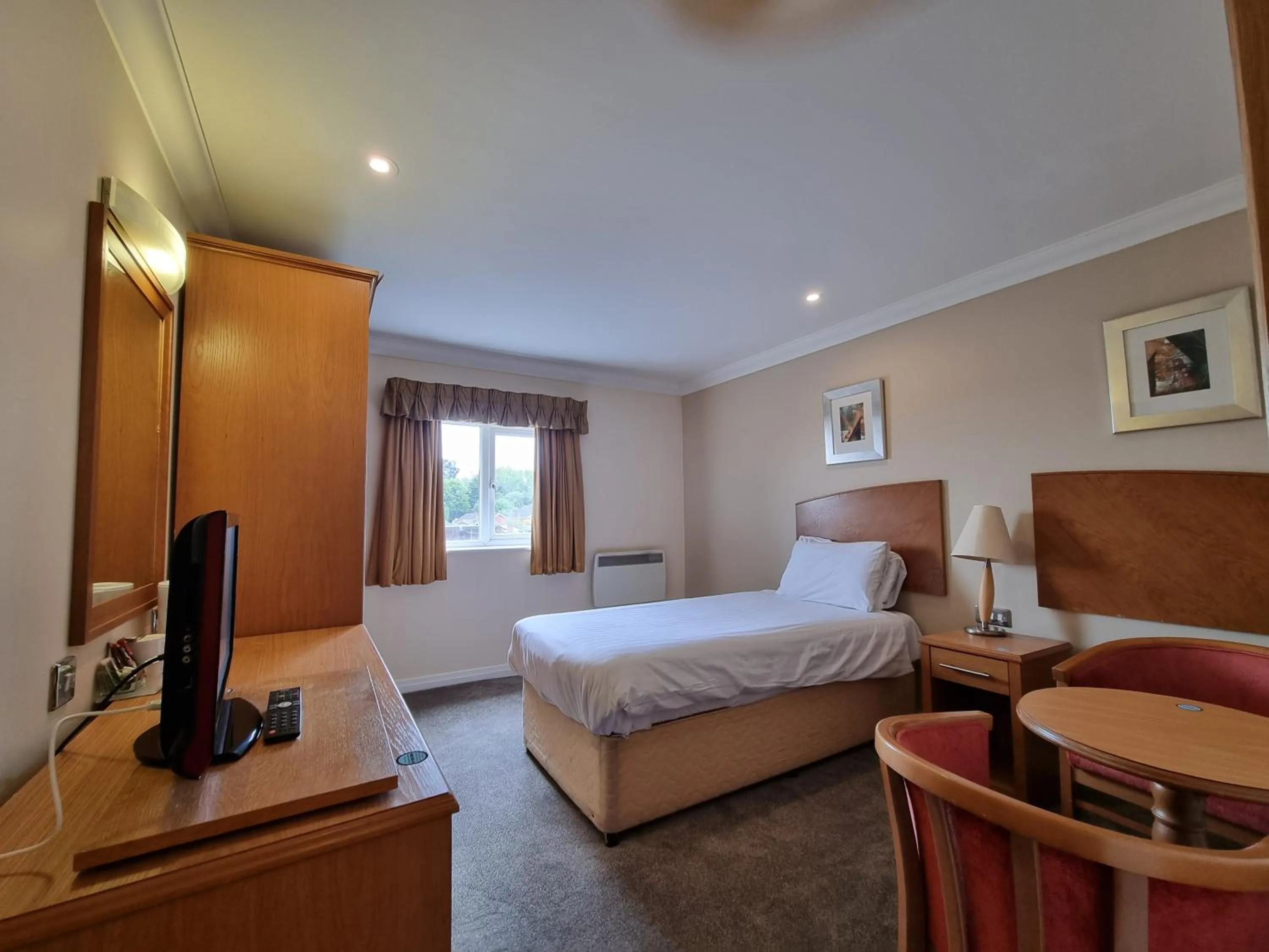 Photo of the whole room, Bed in Kegworth Hotel East Midlands Airport