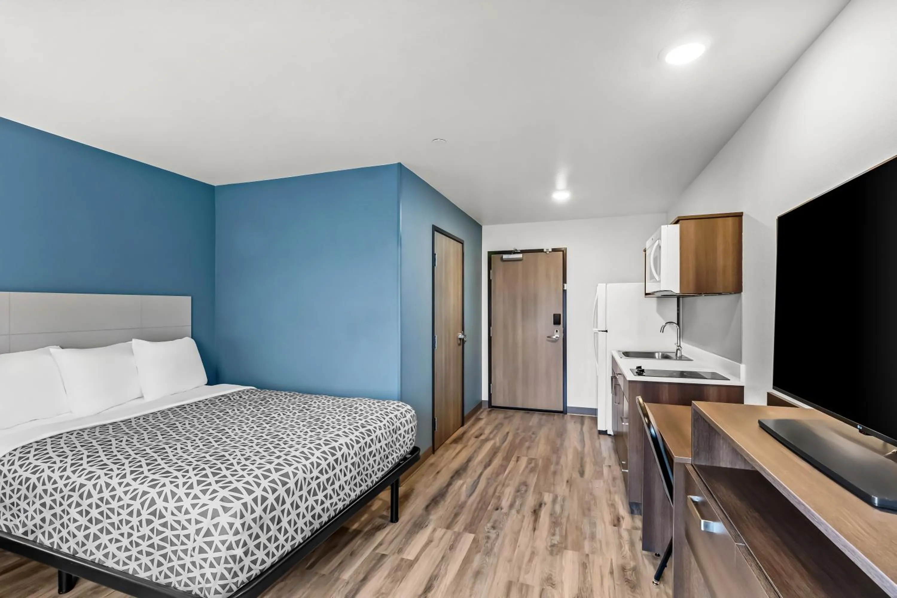 Bedroom, Bed in WoodSpring Suites Beaverton - Portland West