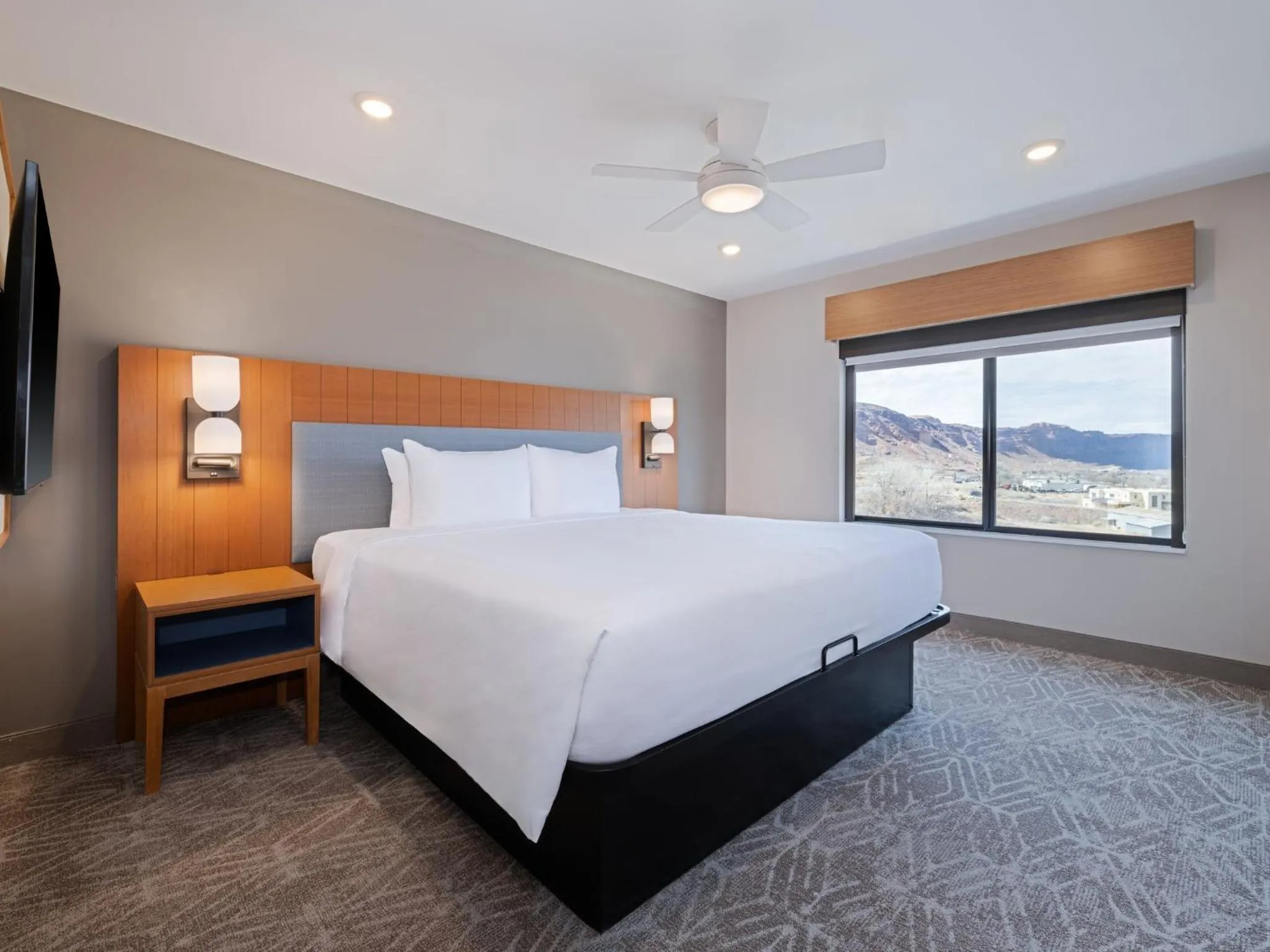 Photo of the whole room, Bed in voco Moab by IHG