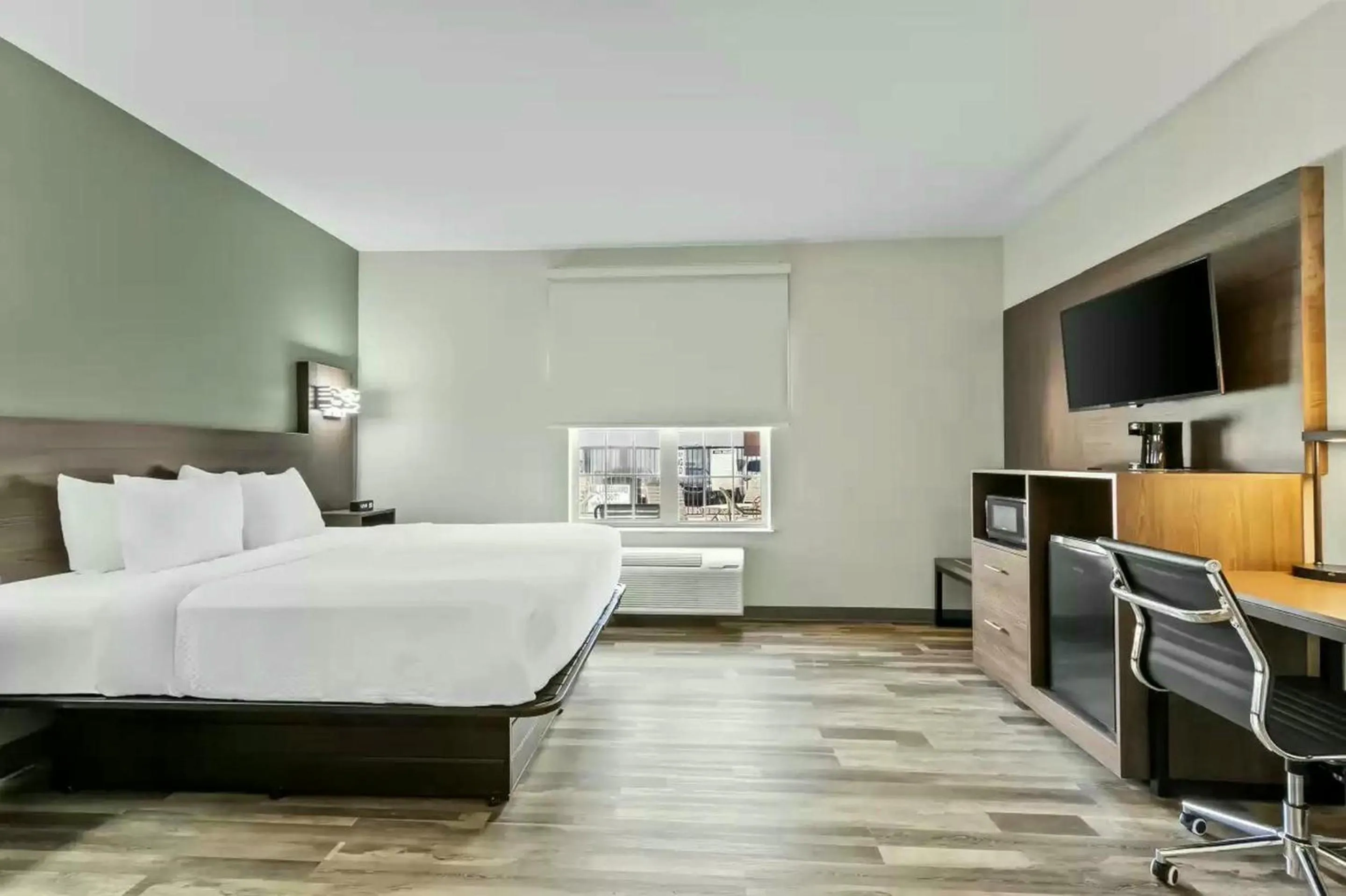 View (from property/room), Bed in Quality Inn & Suites Columbia Harbison