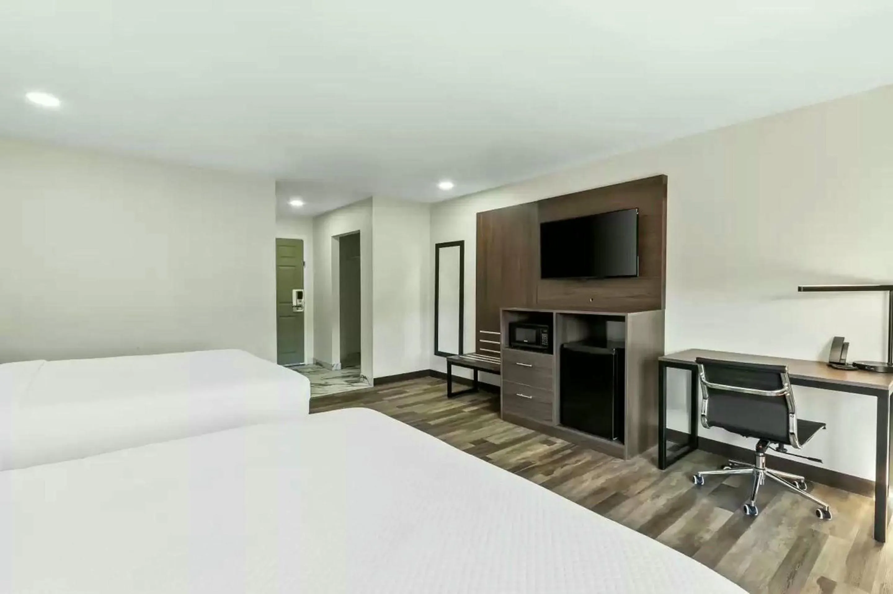 TV and multimedia, Bed in Quality Inn & Suites Columbia Harbison