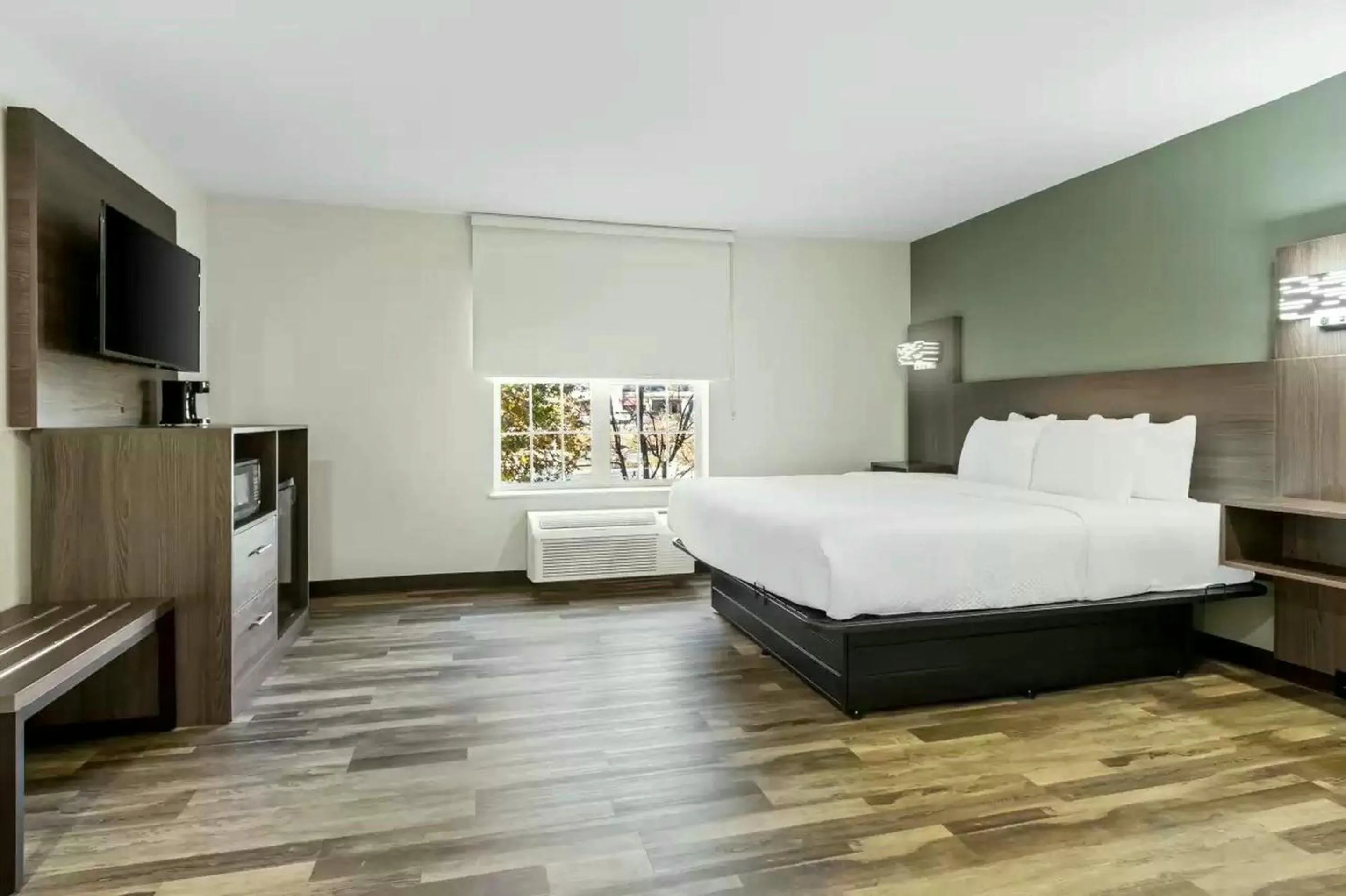 Bed in Quality Inn & Suites Columbia Harbison