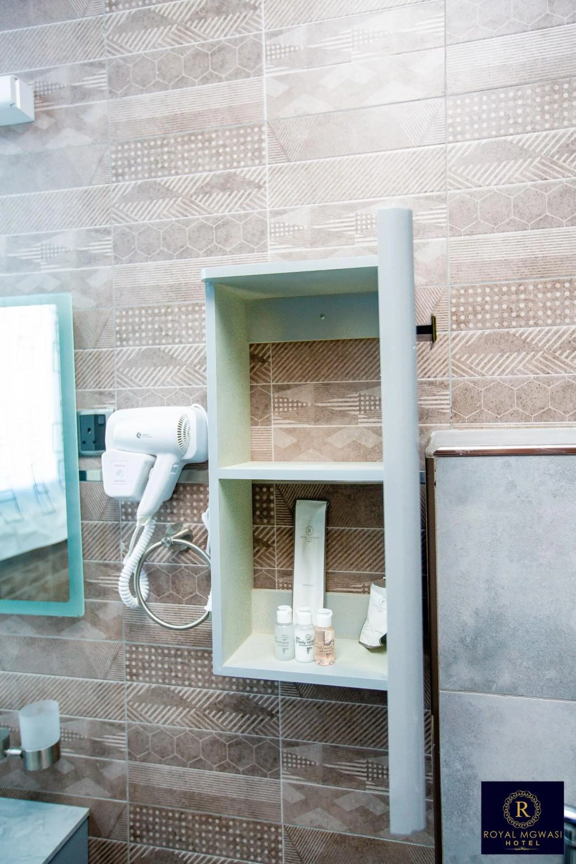 Shower in Royal Mgwasi Hotel