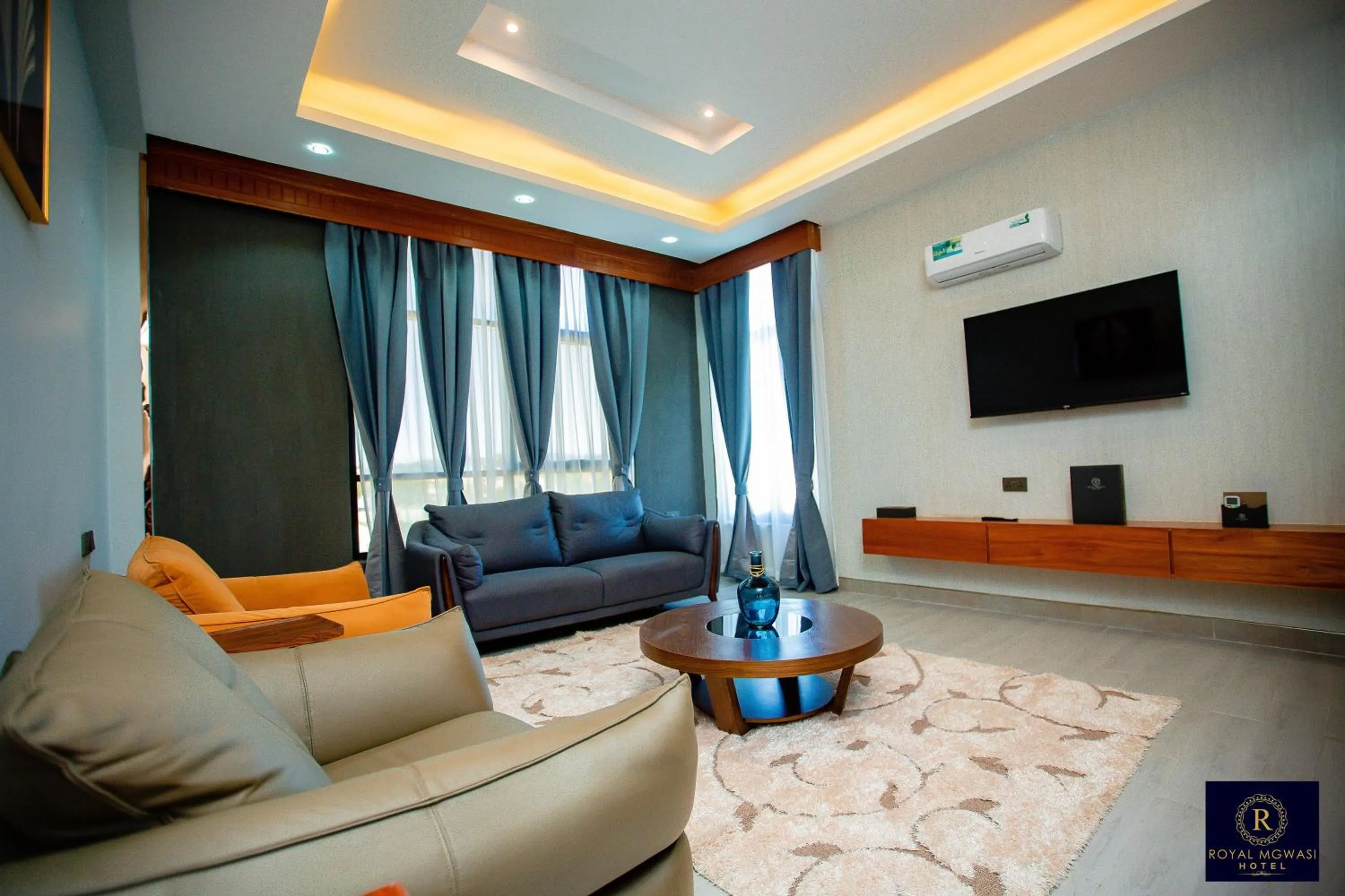 Communal lounge/ TV room in Royal Mgwasi Hotel