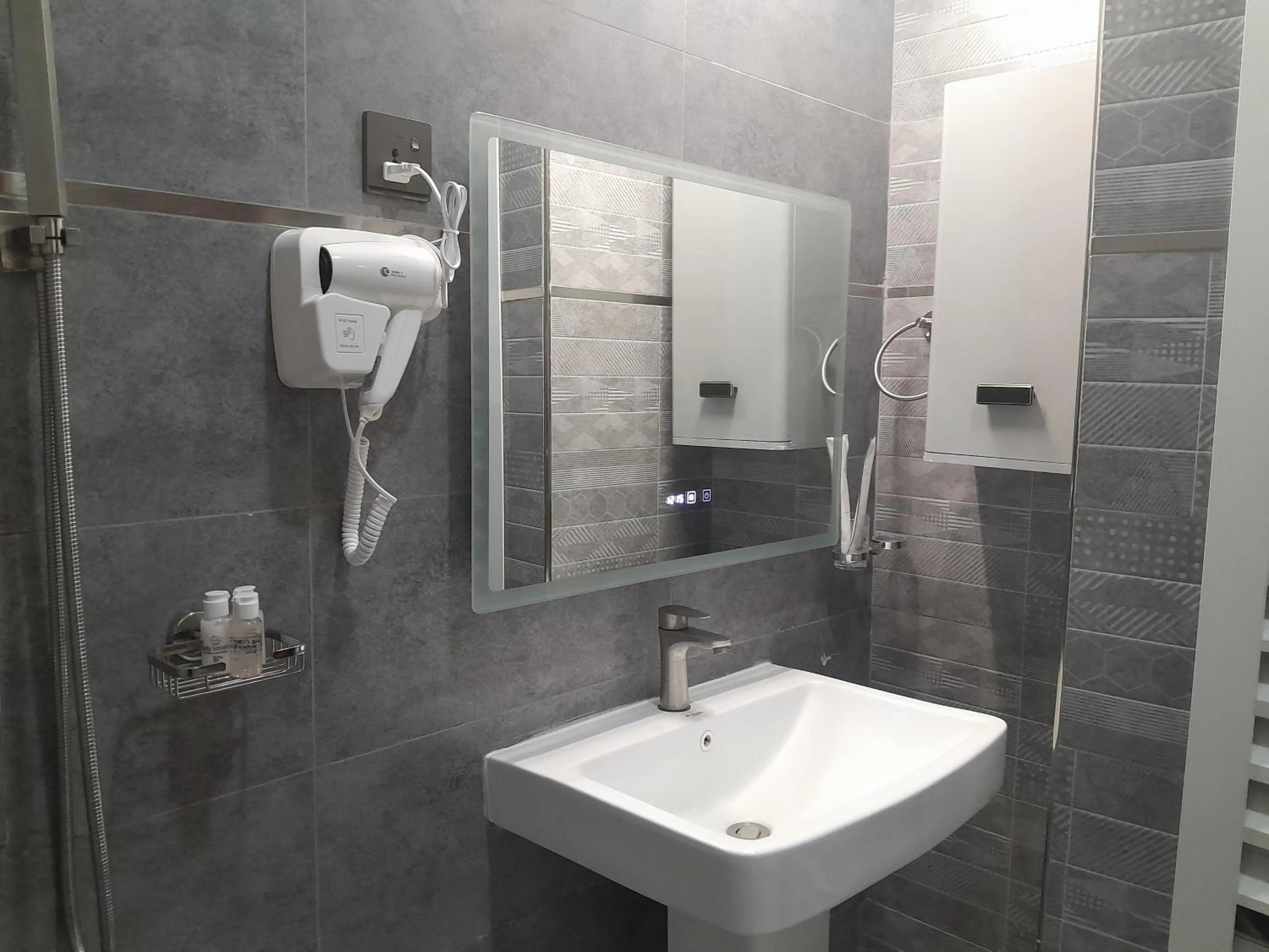 Shower in Royal Mgwasi Hotel