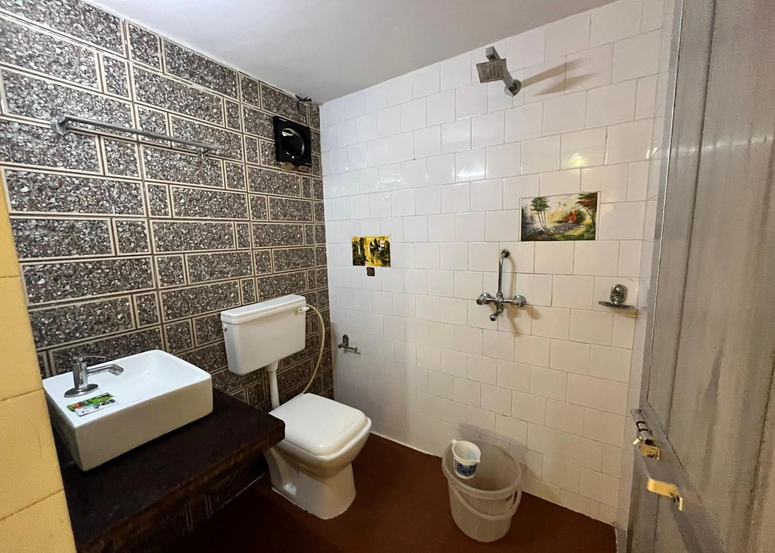 Bathroom in Hotel Bom Sucesso, Candolim Beach