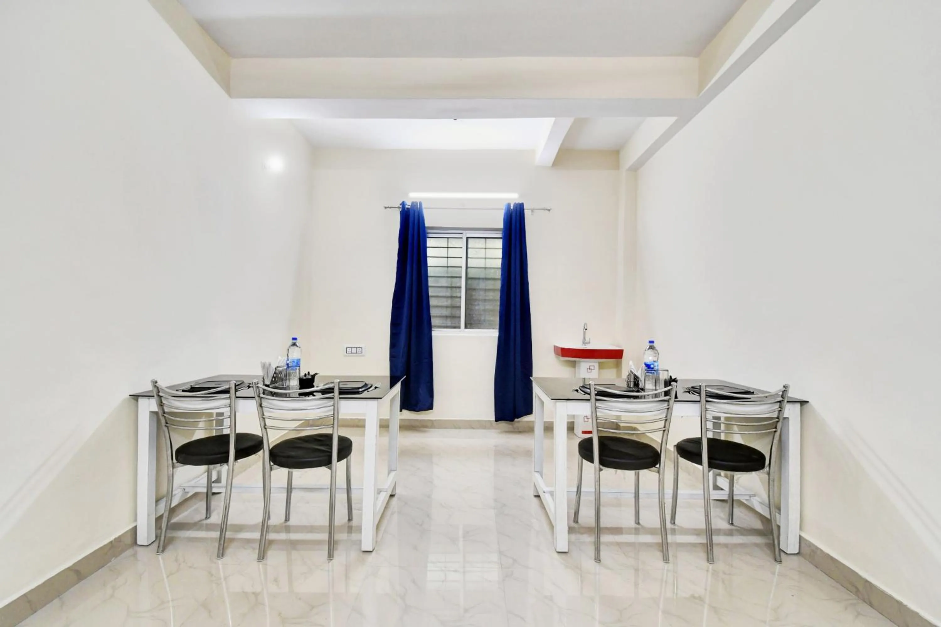 Dining area in Super Hotel O AURA HOTEL SONNET INNS