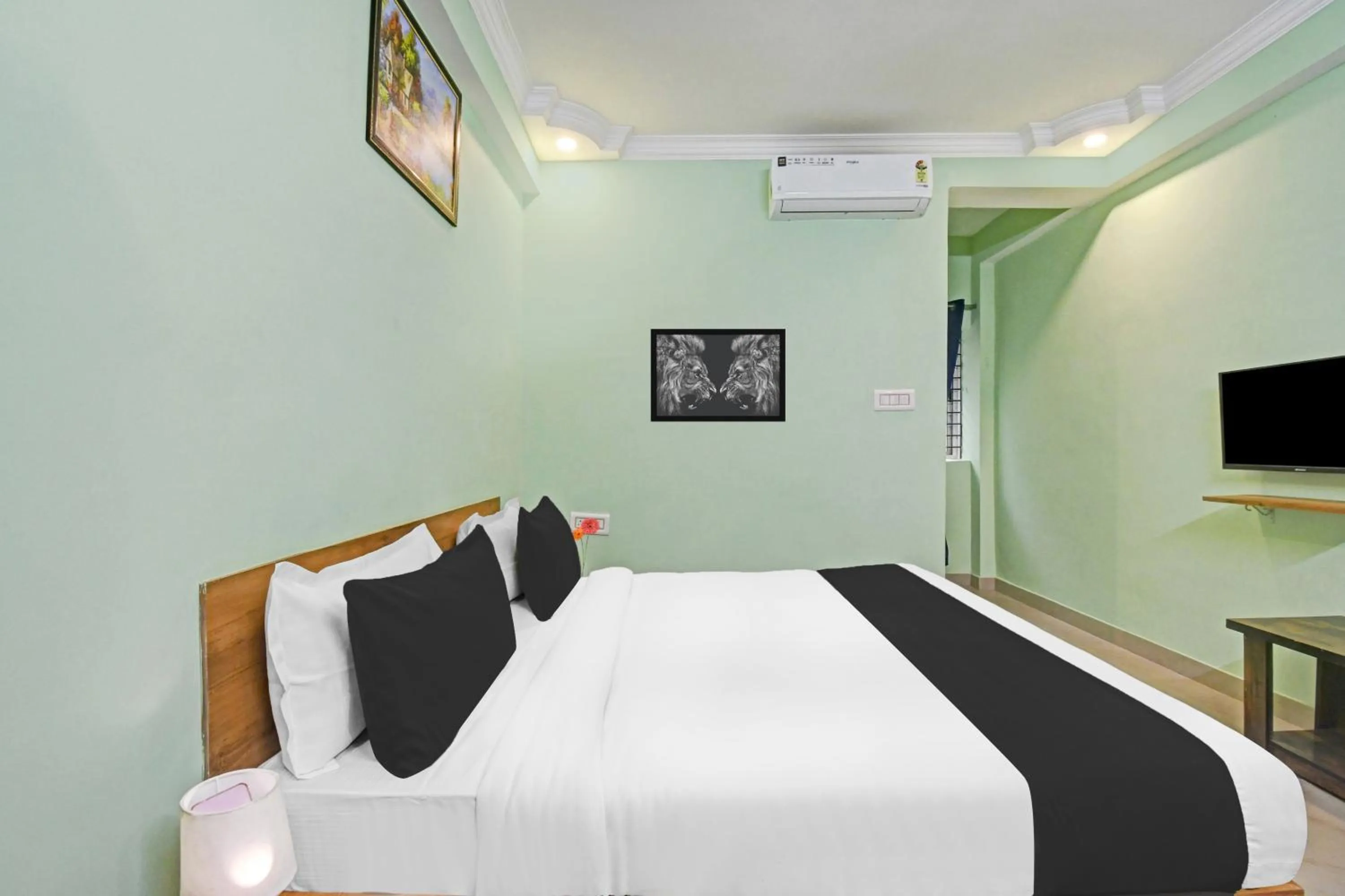 Bedroom, Bed in Super Hotel O AURA HOTEL SONNET INNS