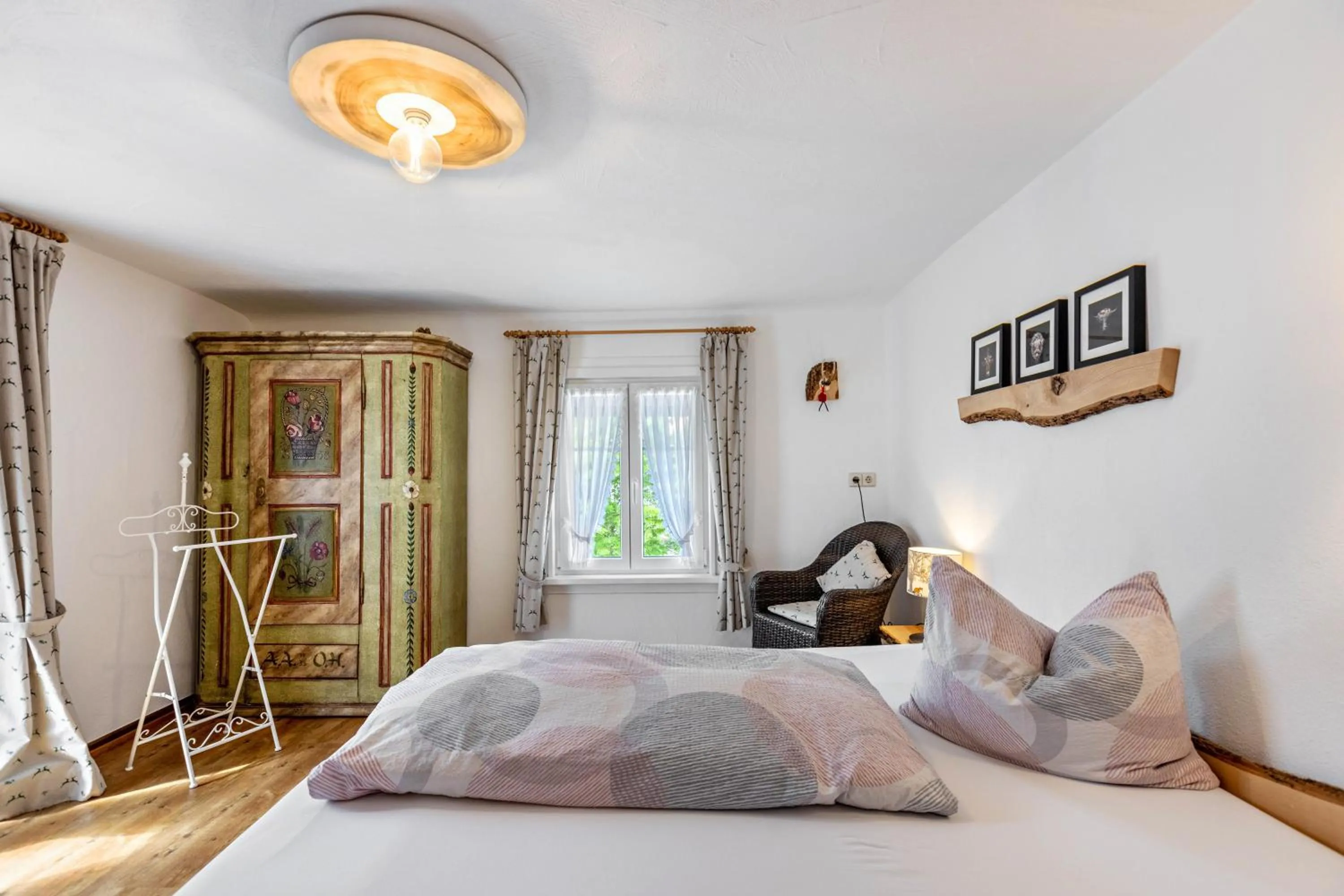 Living room, Bed in Pension Ferienwohnung Baarblick