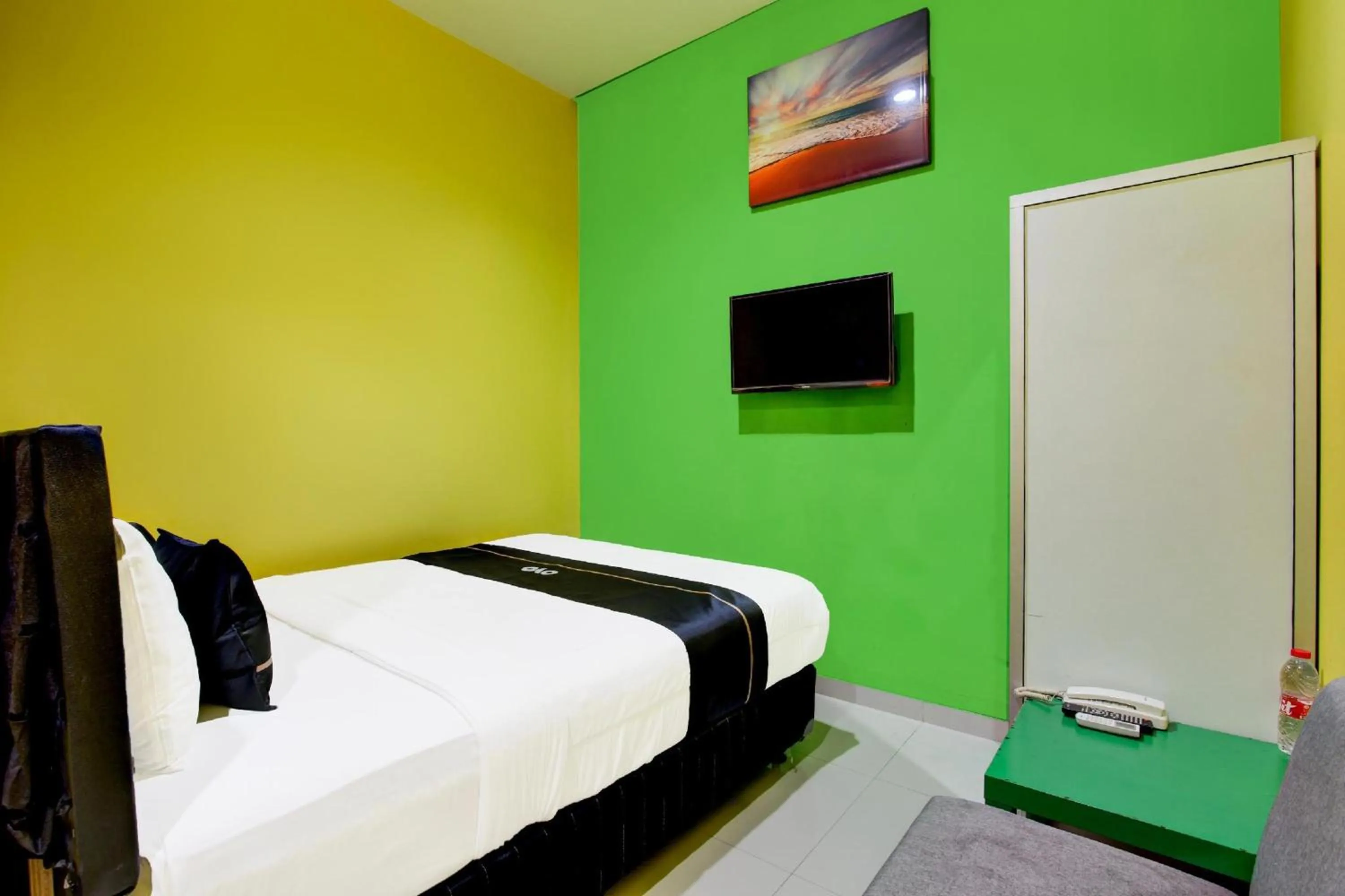 Photo of the whole room, Bed in Hotel O Amanah Sejahtera Near Bandara Adi Soemarmo