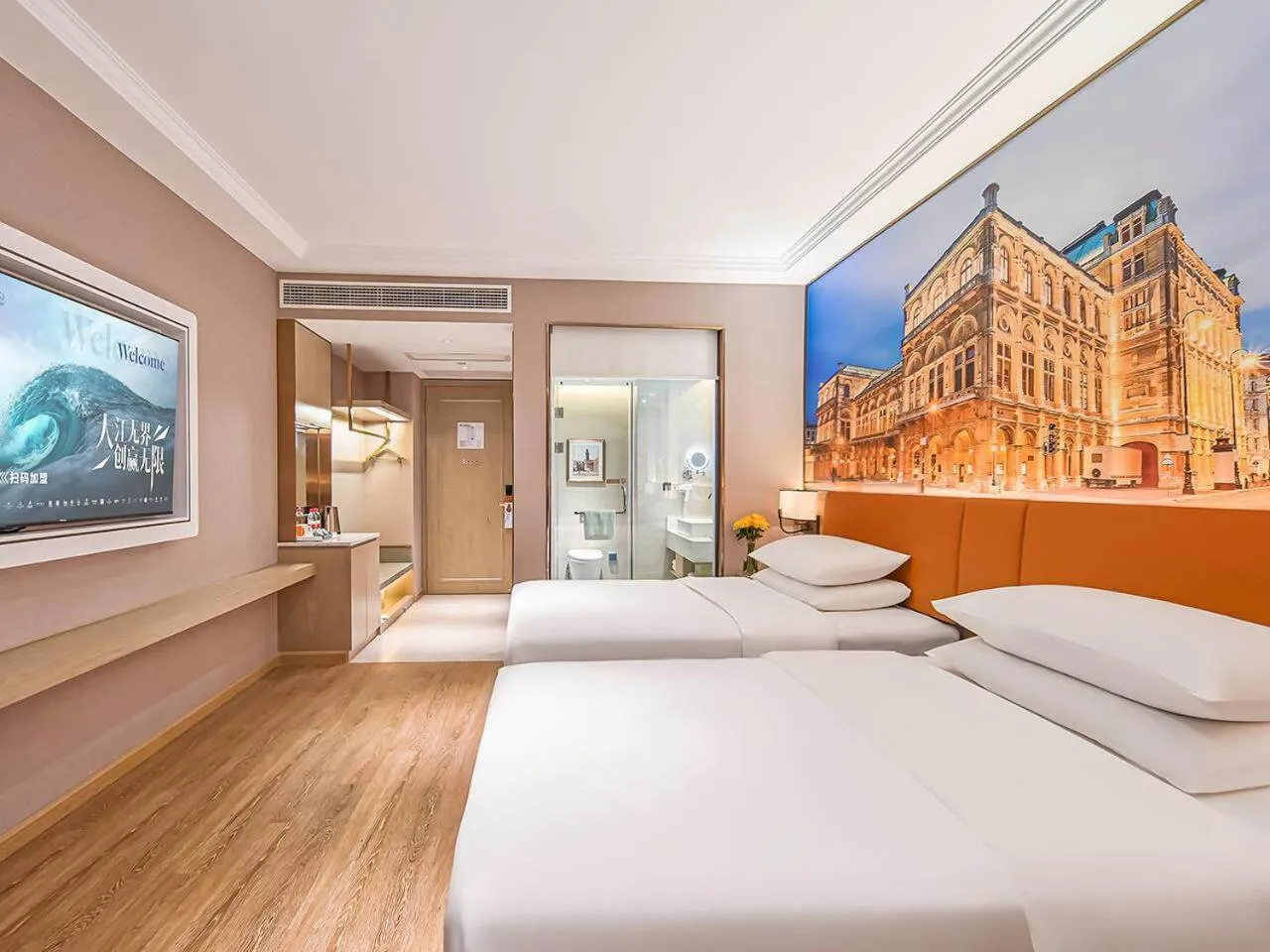 Photo of the whole room, Bed in Vienna Hotel Jiangjin Wanda Plaza Shengquansi Subway Station