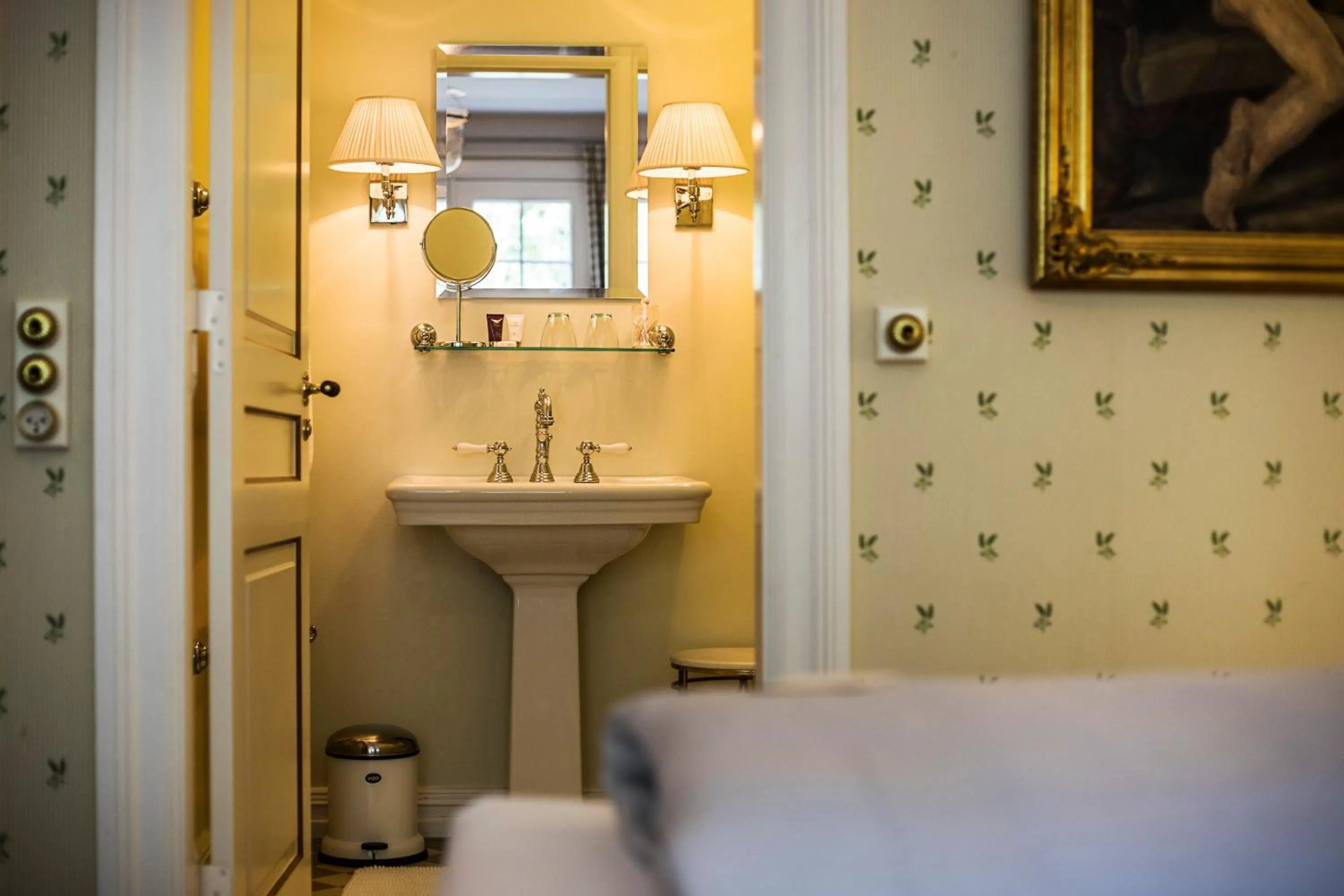 Bathroom, Bed in Dyvig Badehotel